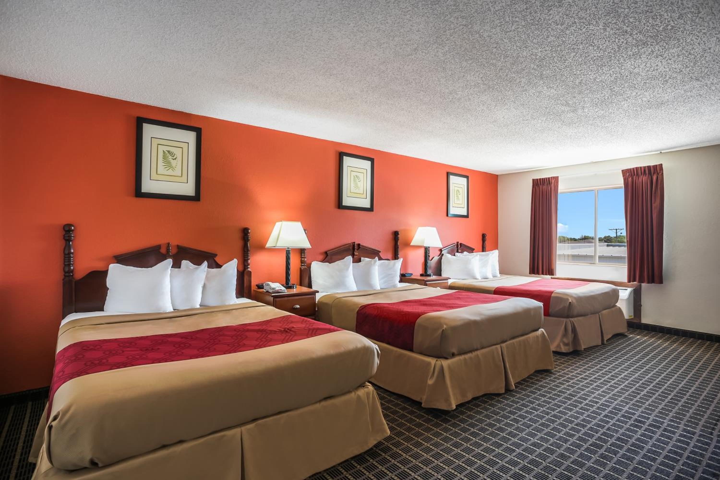 Queen Room with Two Queen Beds - Non-Smoking - Photo 9