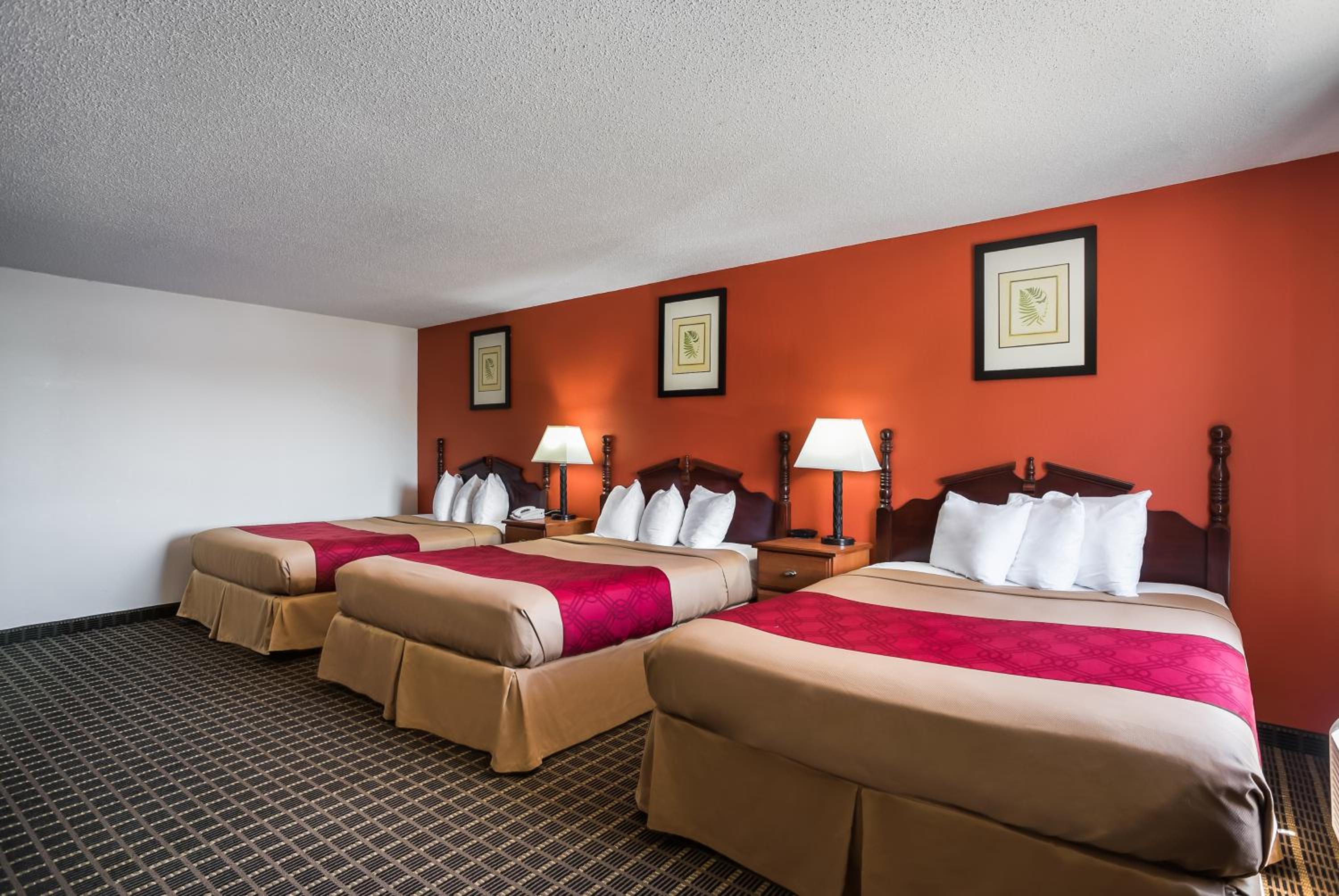 Queen Room with Two Queen Beds - Non-Smoking - Photo 10