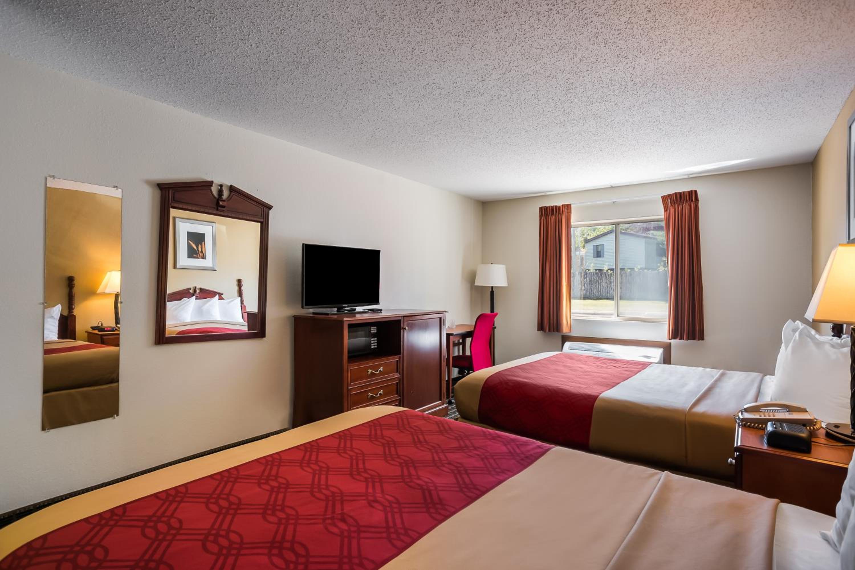Queen Room with Two Queen Beds - Non-Smoking - Photo 11