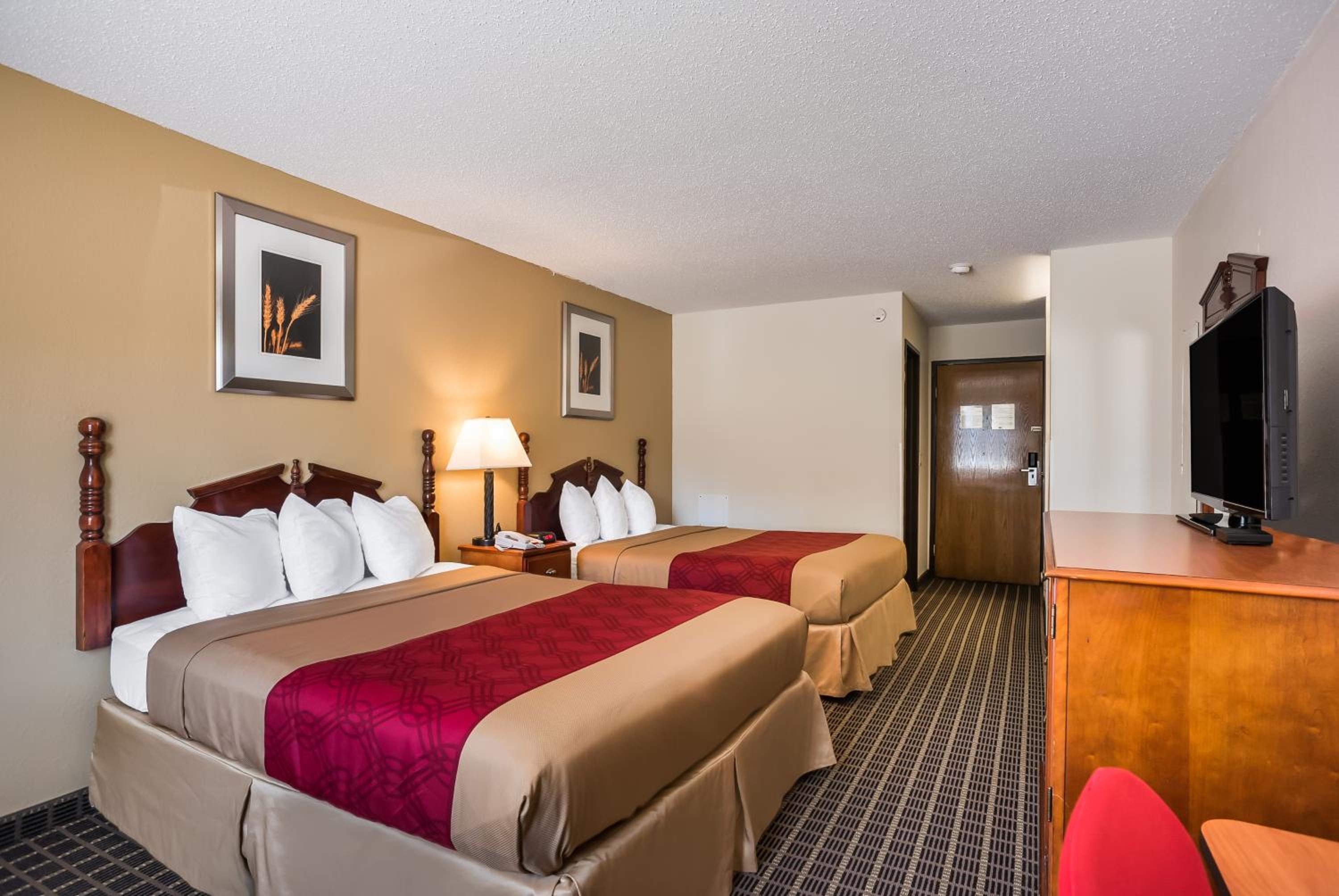 Queen Room with Two Queen Beds - Non-Smoking - Photo 15
