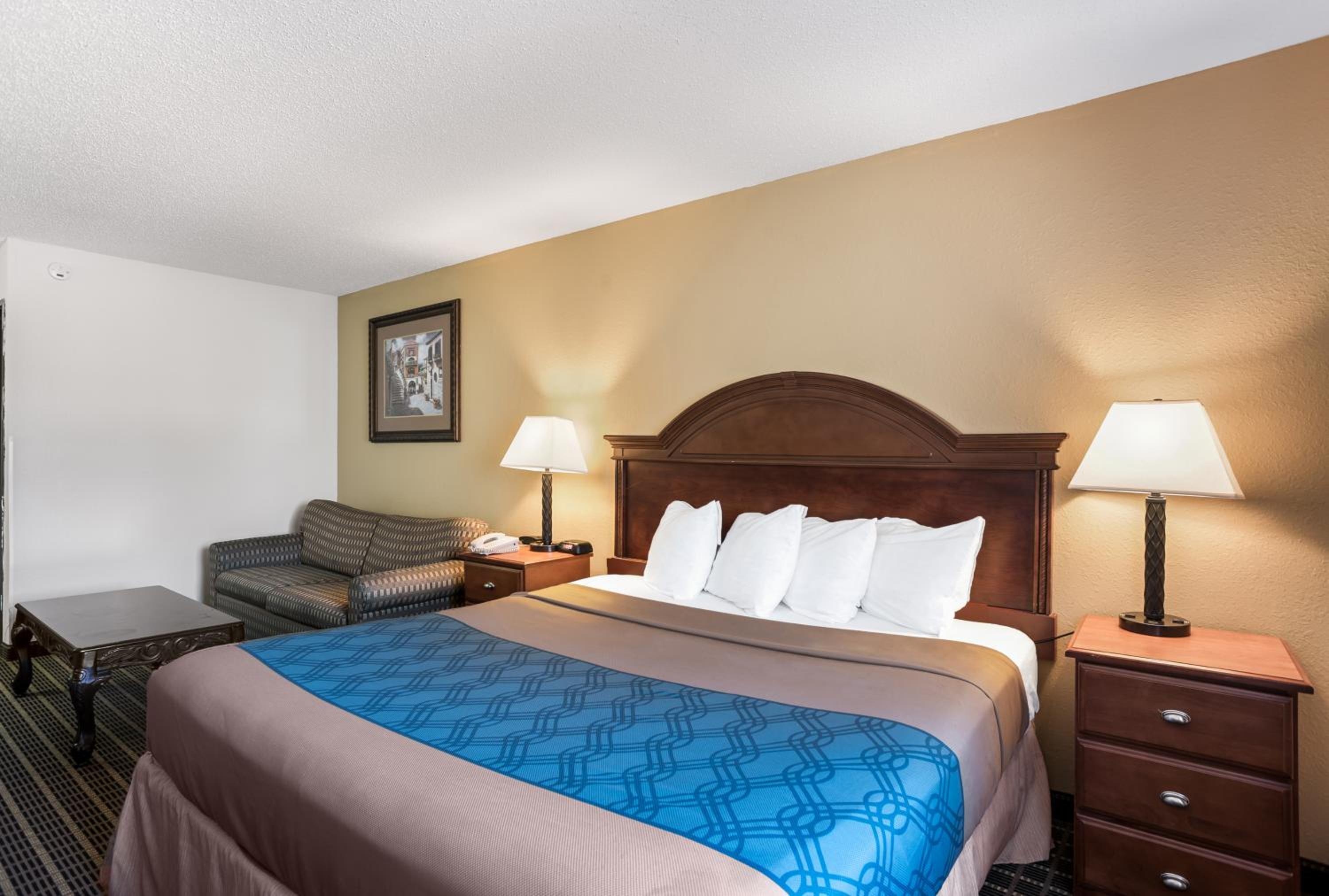 King Room - Non-Smoking - Photo 6