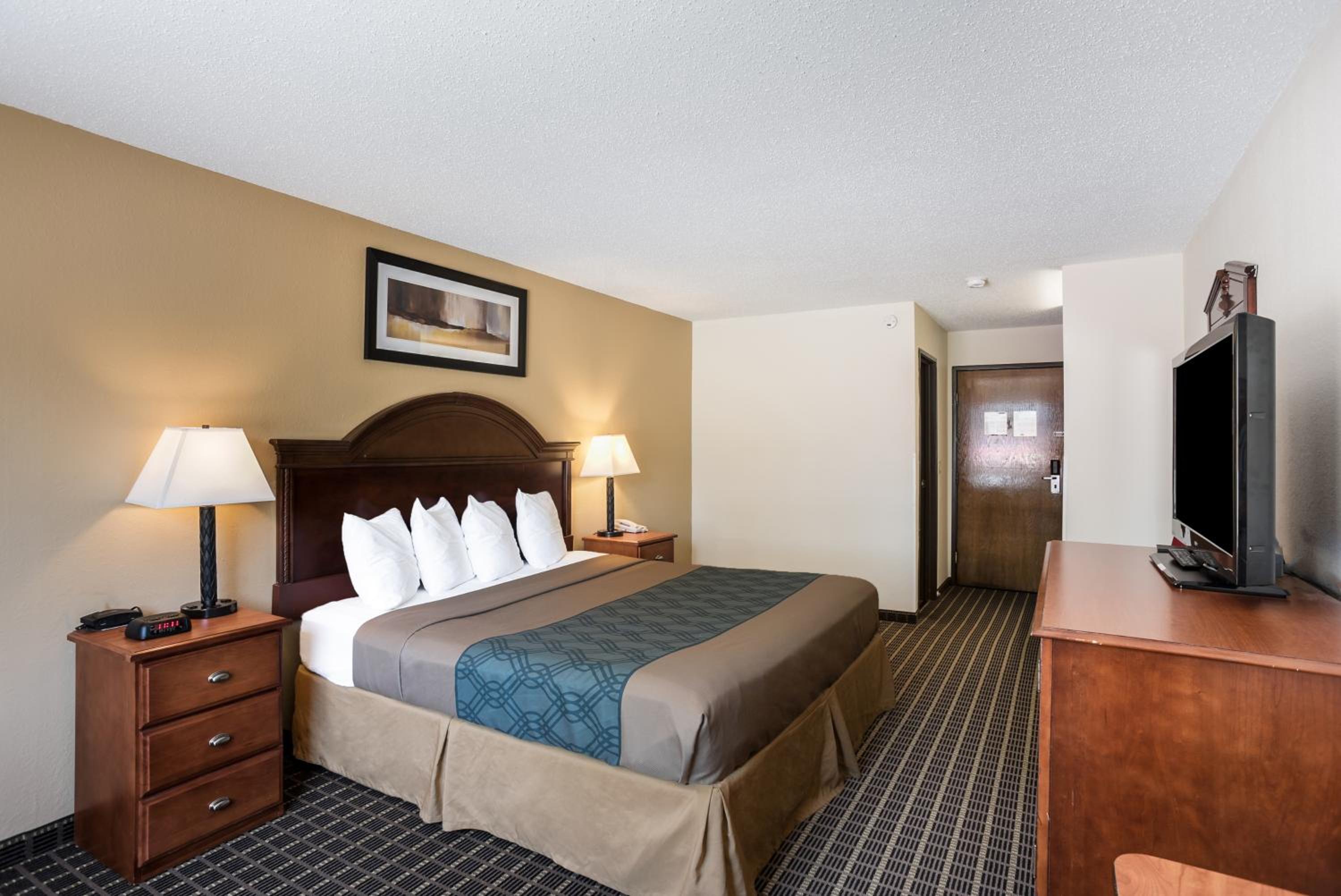 King Room - Non-Smoking - Photo 2