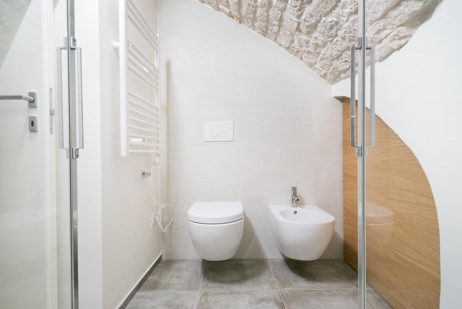 Deluxe Suite with Spa Bath - Photo 4