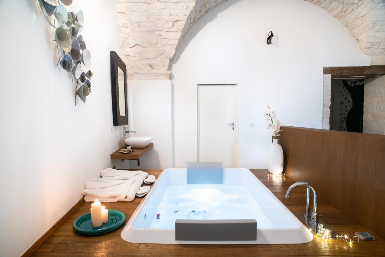 Deluxe Suite with Spa Bath - Photo 5