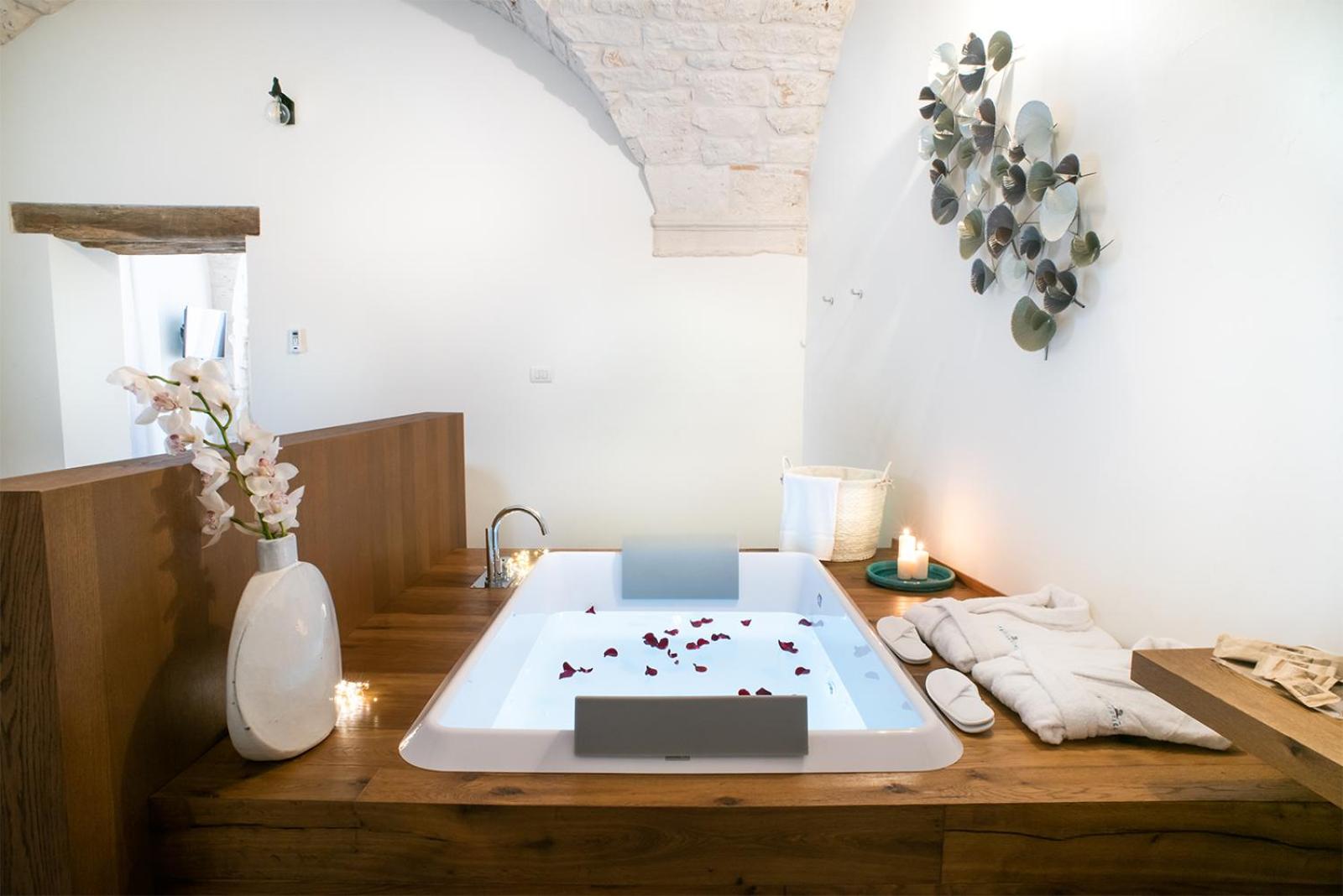 Deluxe Suite with Spa Bath - Photo 7