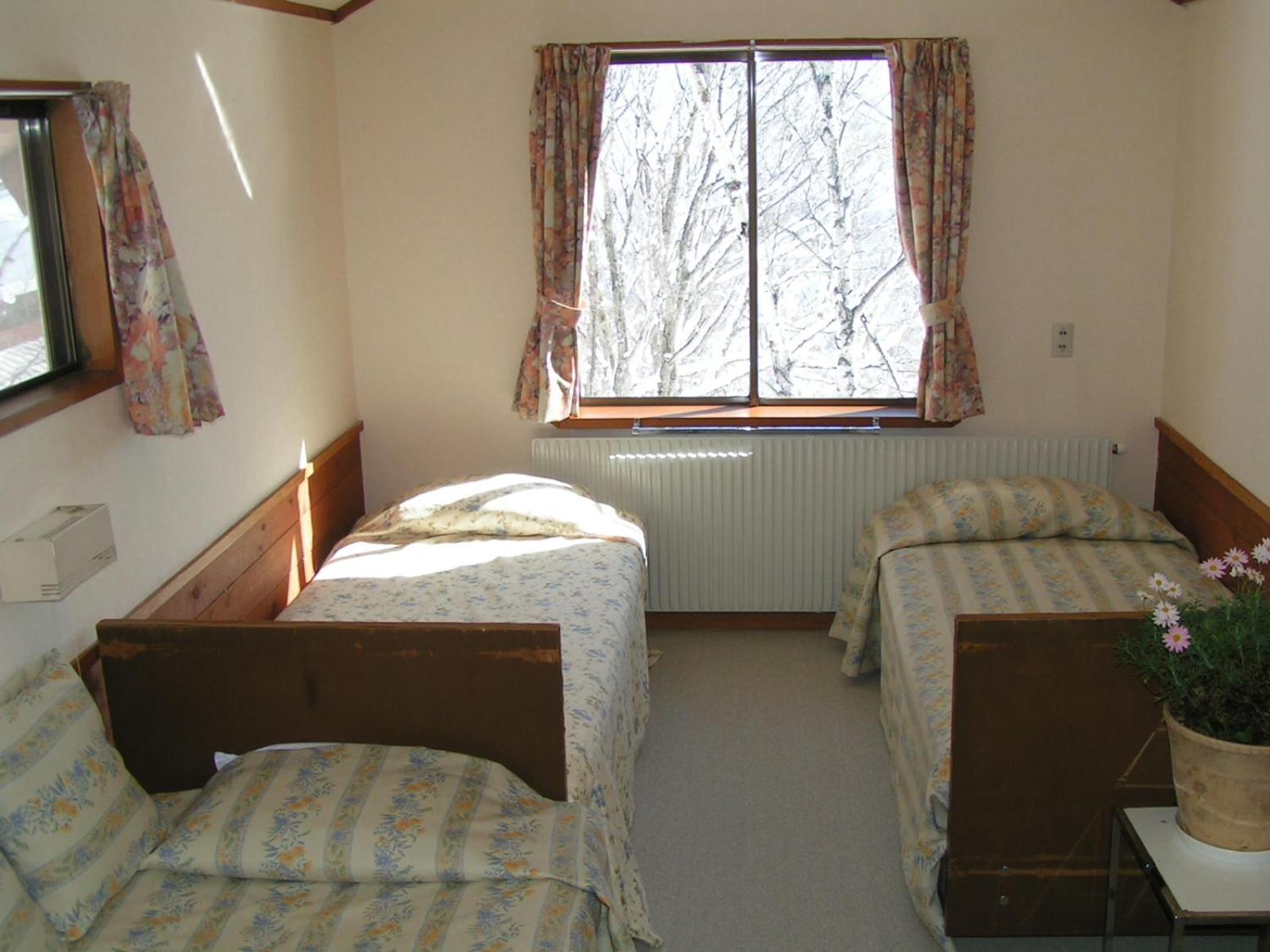 Twin Room with Extra Bed and Shared Bathroom photo 3