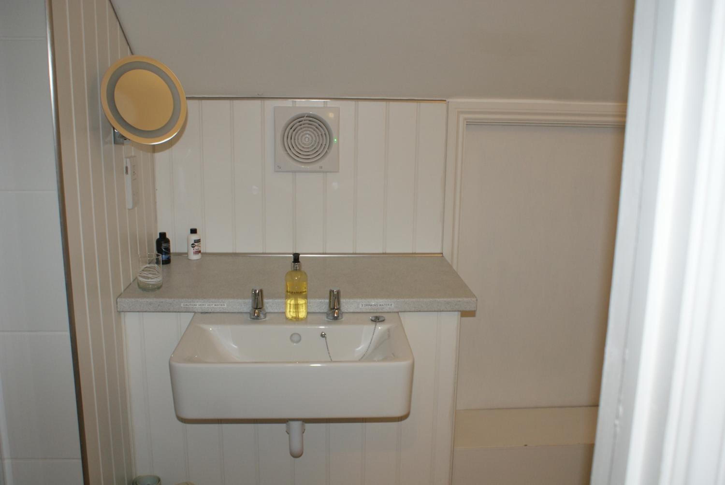 Basic Double Room photo 2