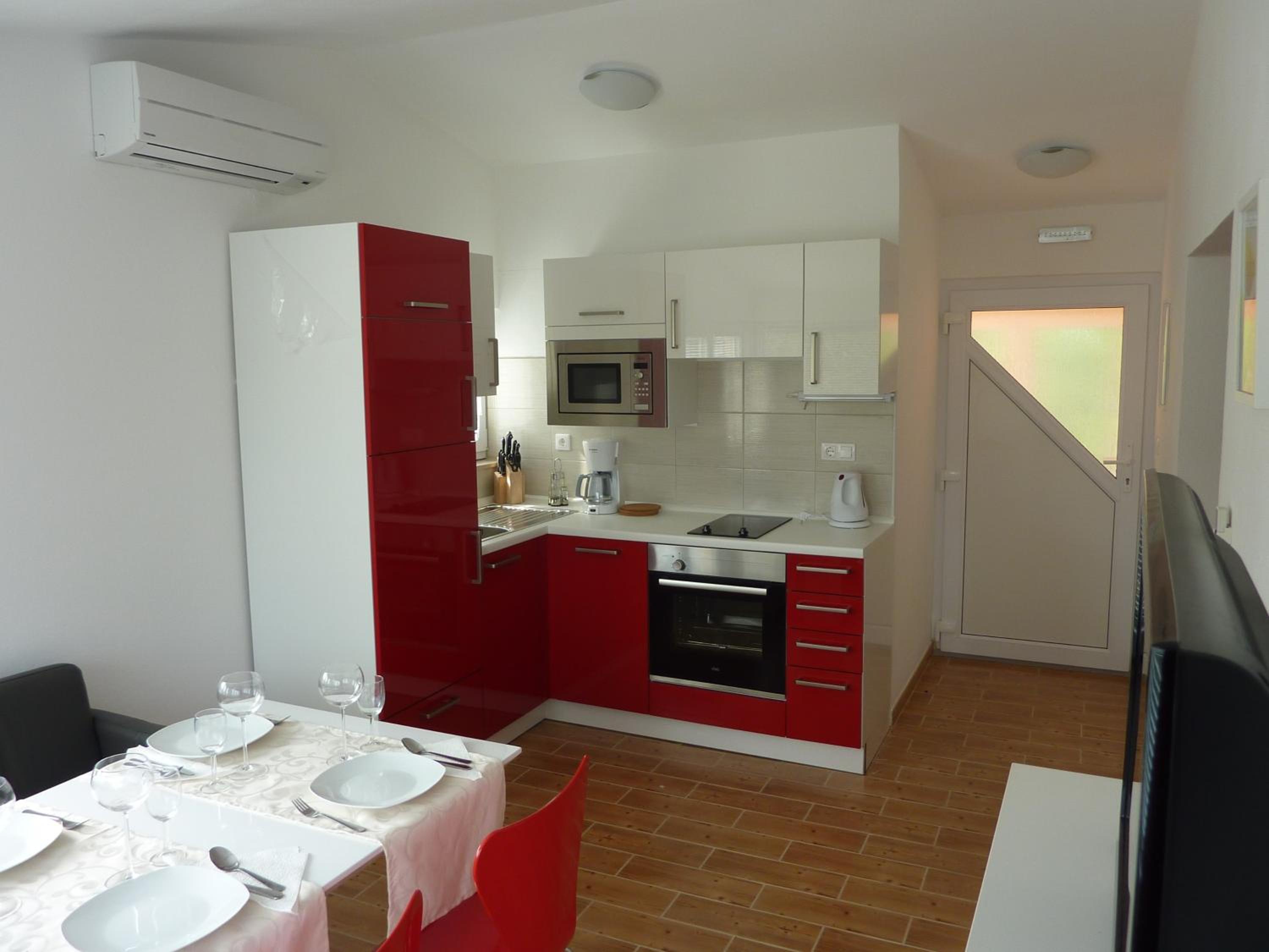 Two-Bedroom Apartment with Balcony and Sea View - Photo 1