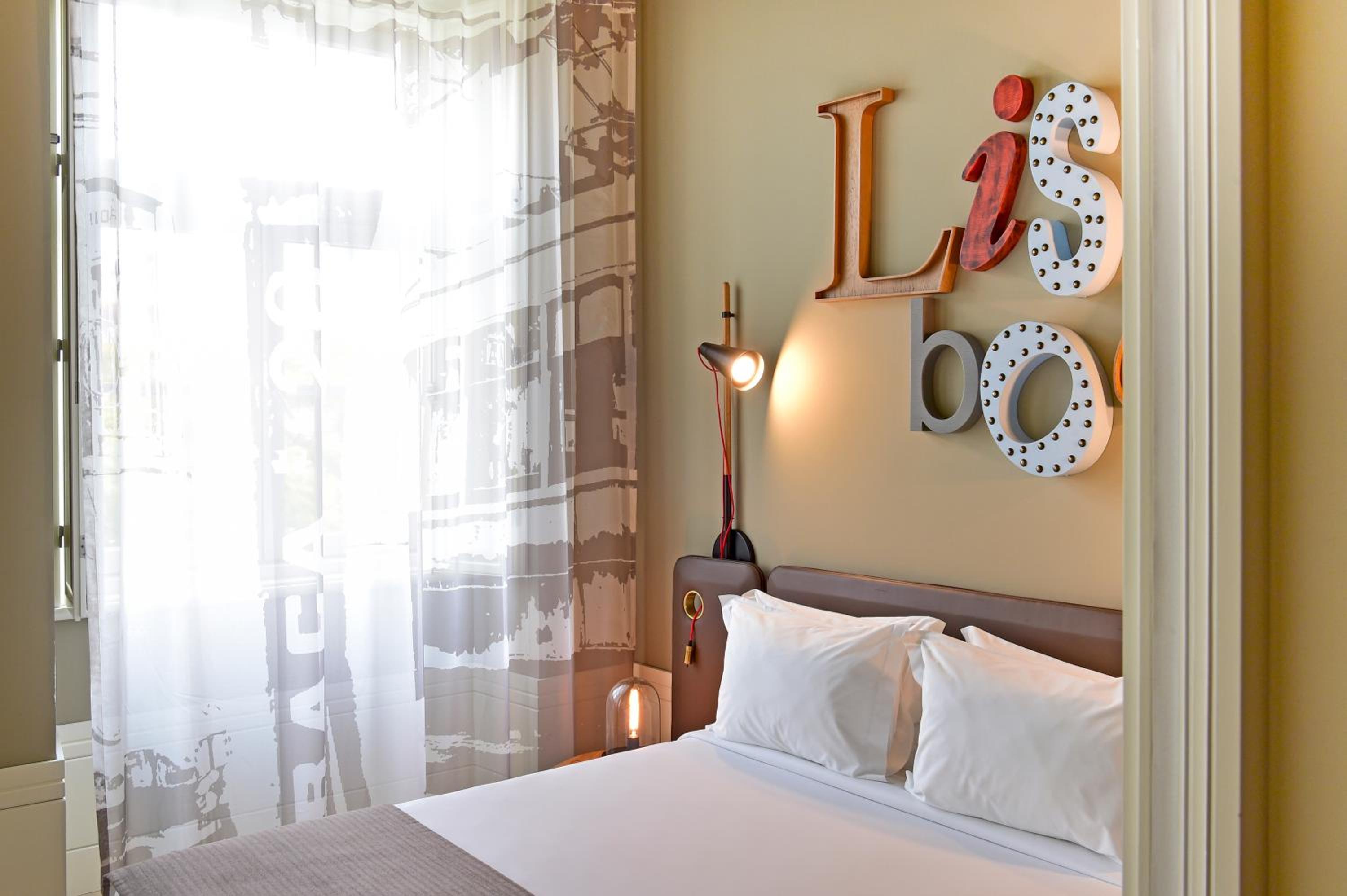 Double Room with Rossio Square view thumbnail 6