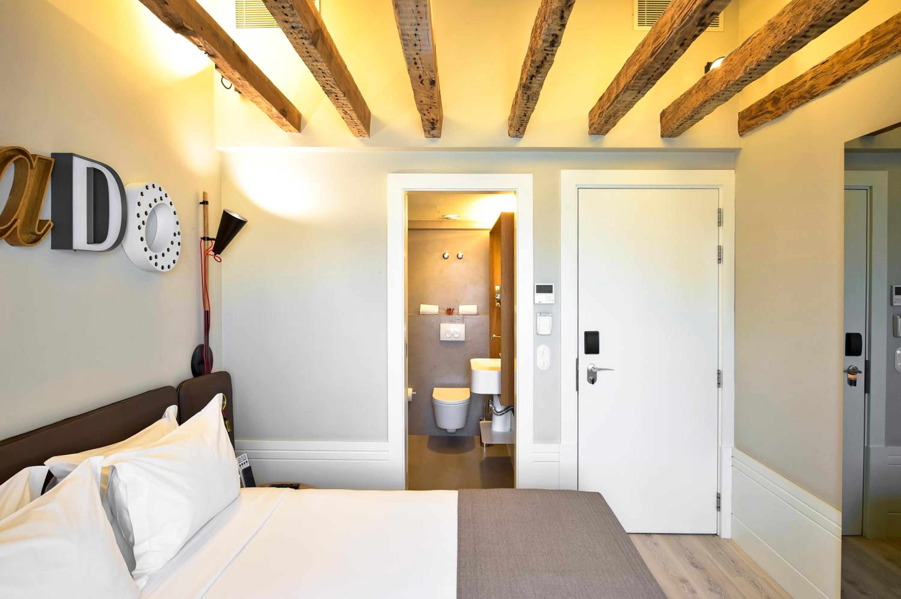 Available room thumbnail 6