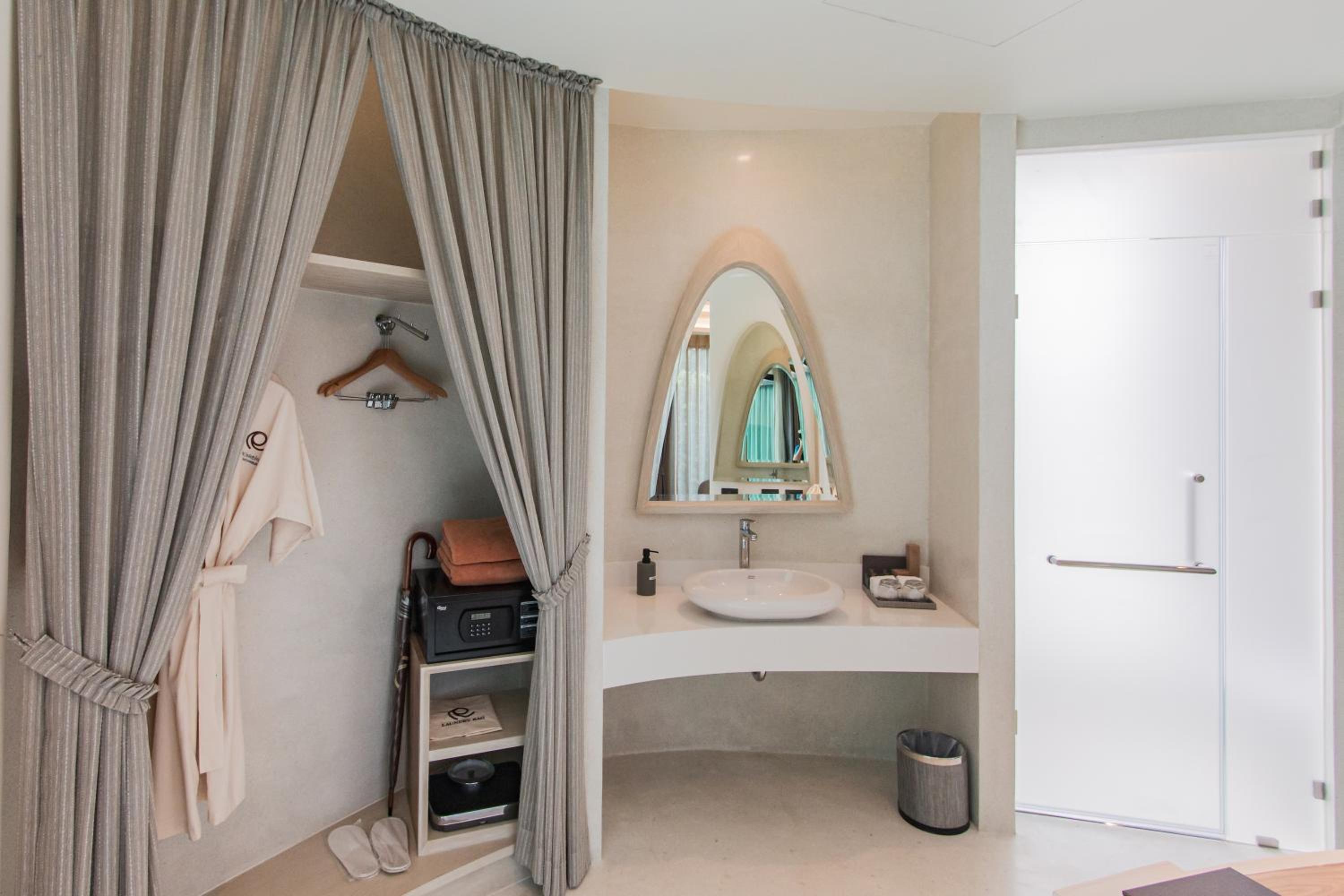 Villa with Pool Access - Photo 6
