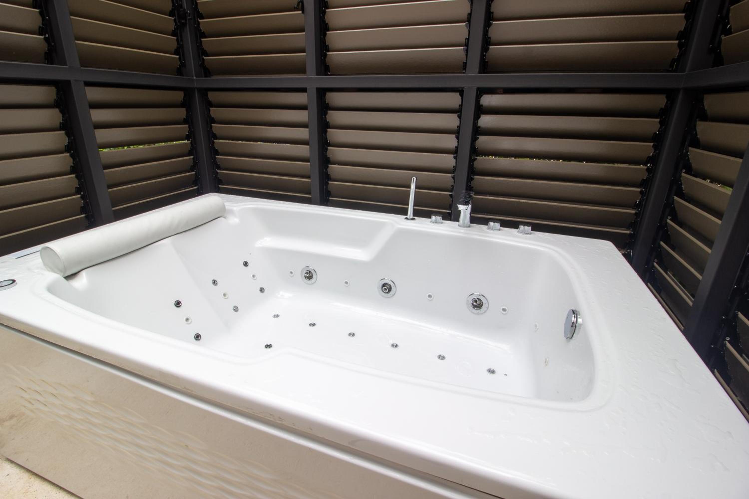 Villa with Jacuzzi - Photo 9