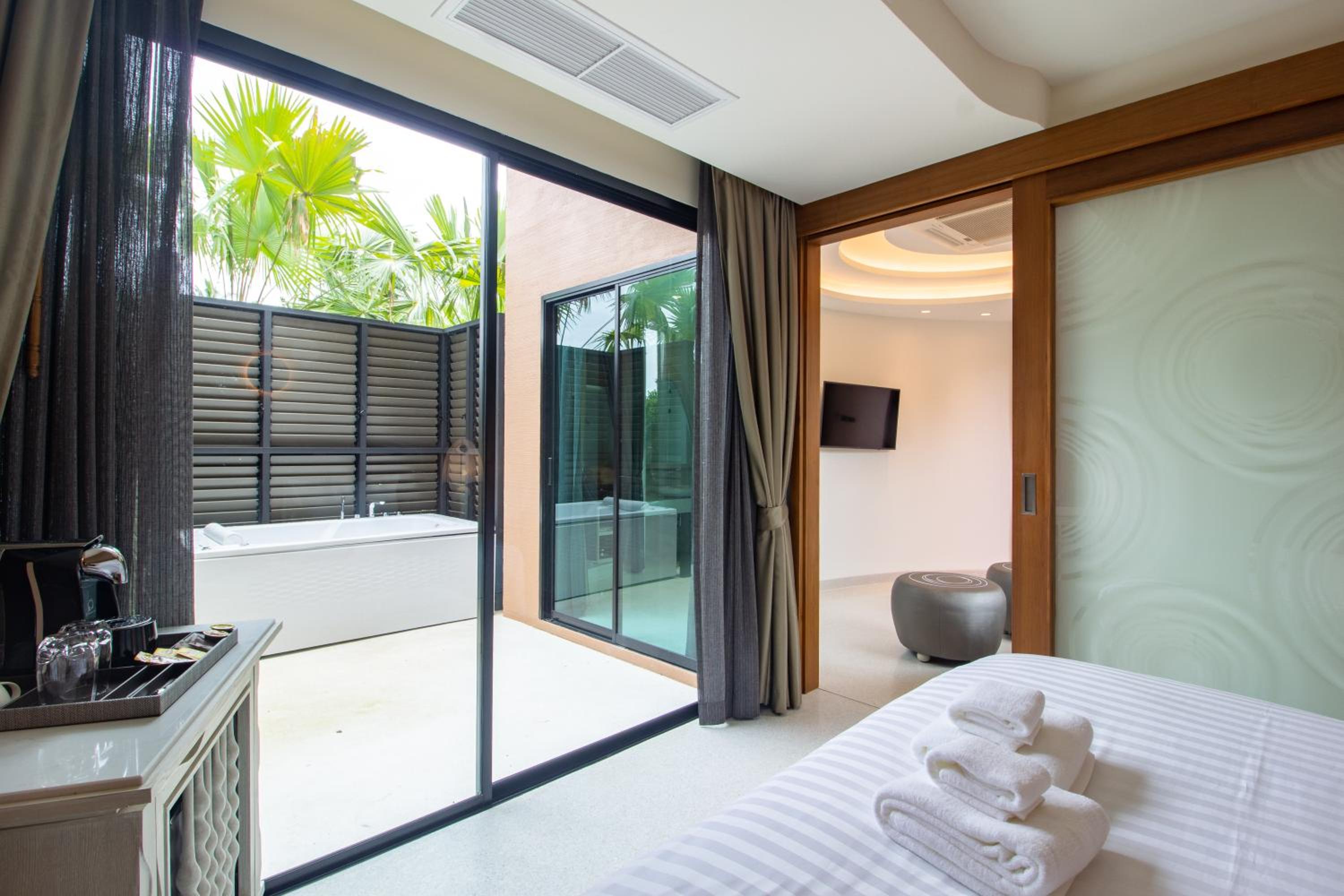 Villa with Jacuzzi - Photo 1