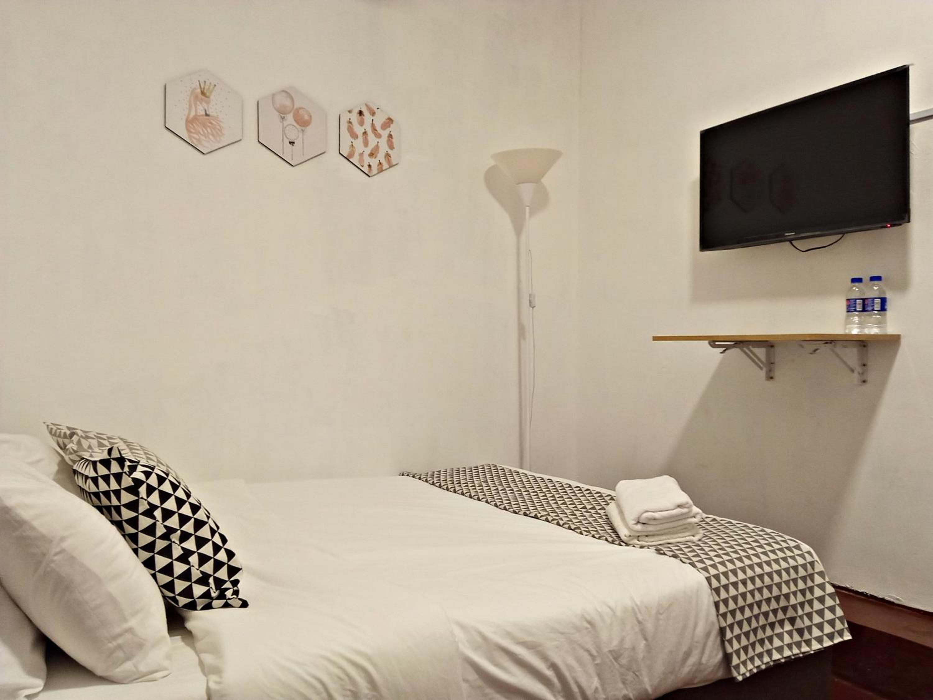 Budget Double Room - Photo 2