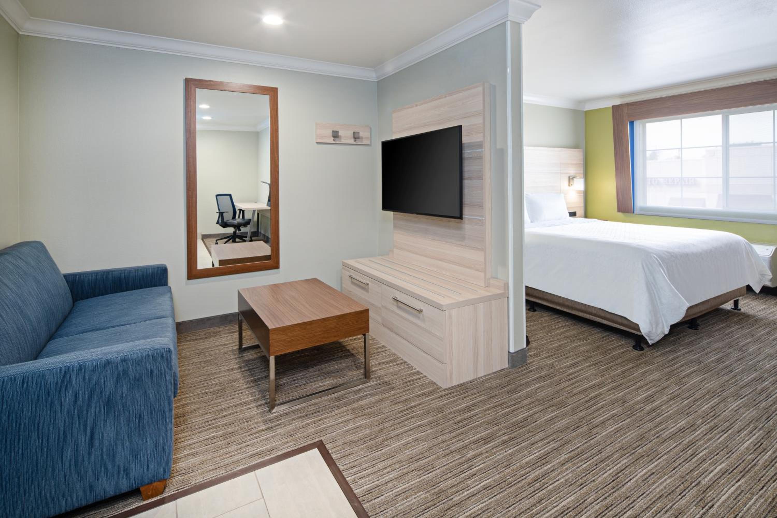 One-Bedroom King Suite with Sofa Bed photo 1