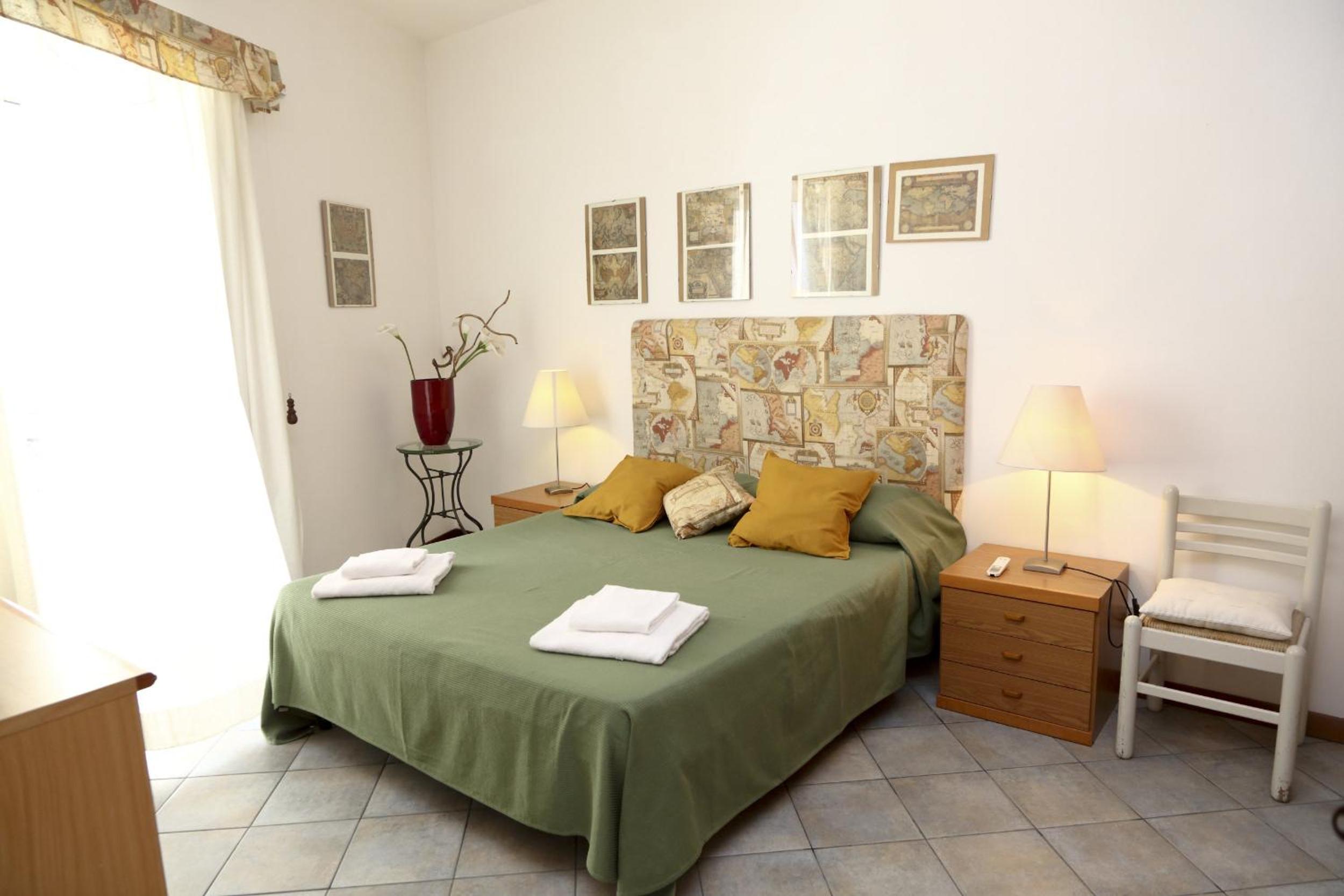 One-bedroom apartment (split levels) with terrace and sea view