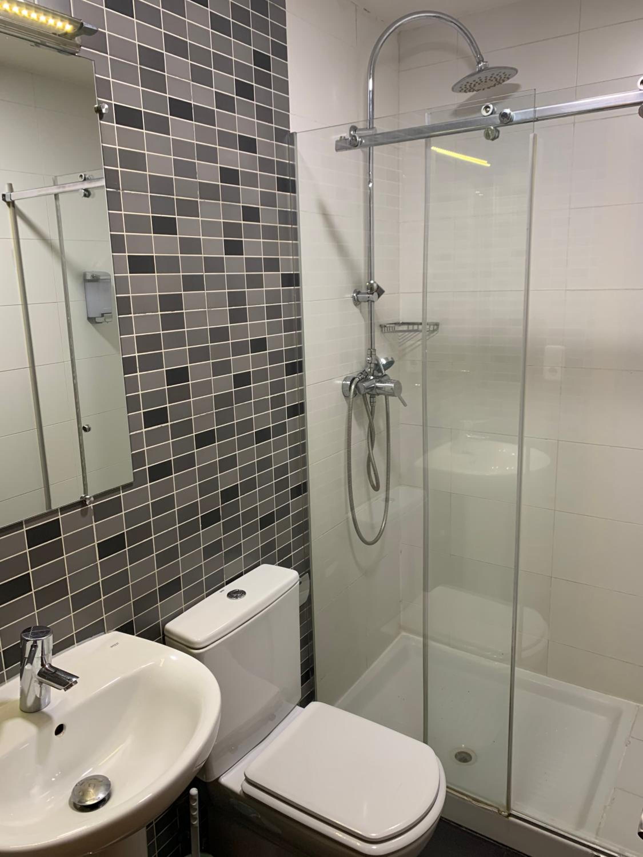 Double or Twin Room with Private Bathroom photo 3