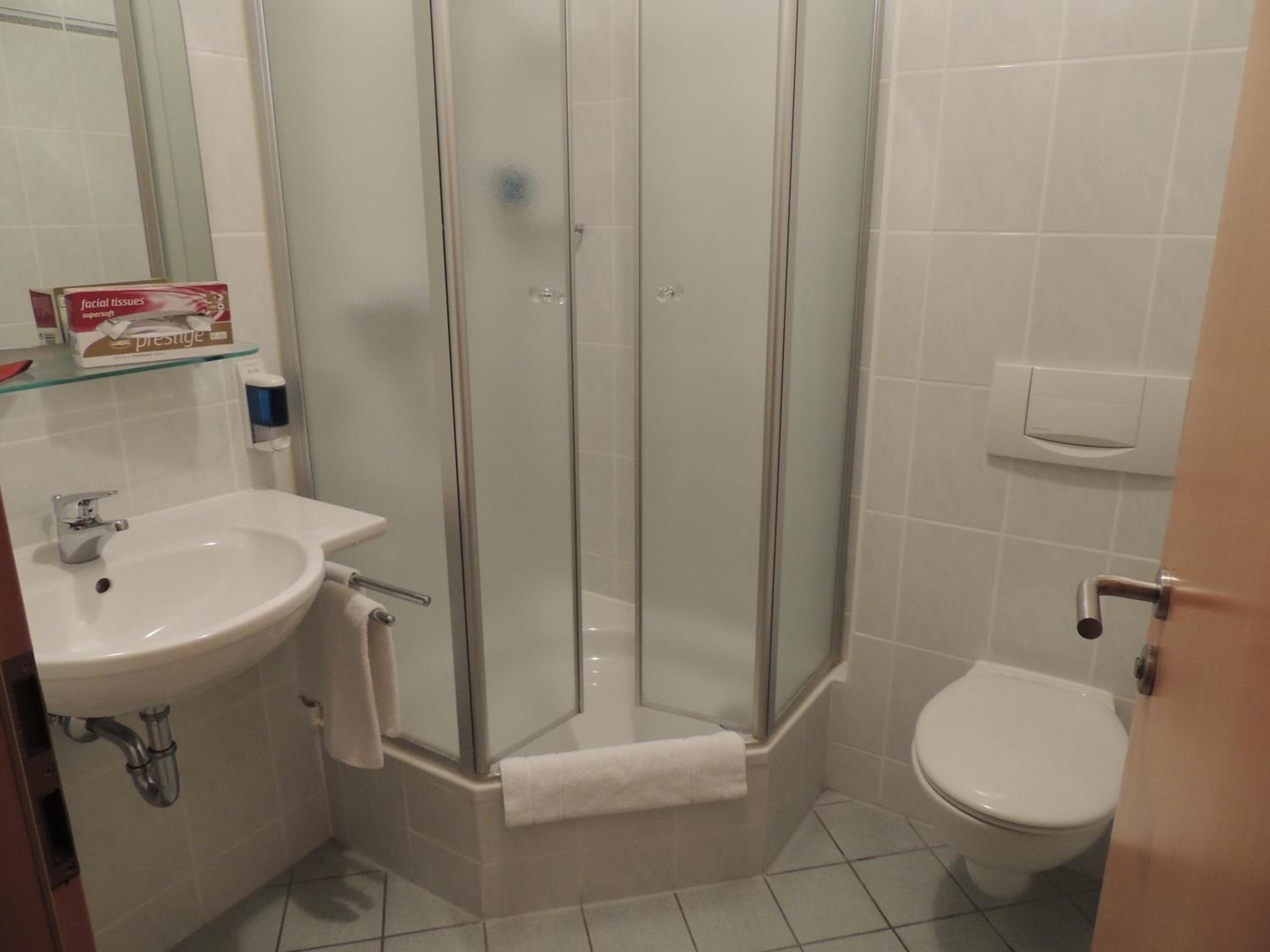 Standard Double Room with Shower - Photo 3