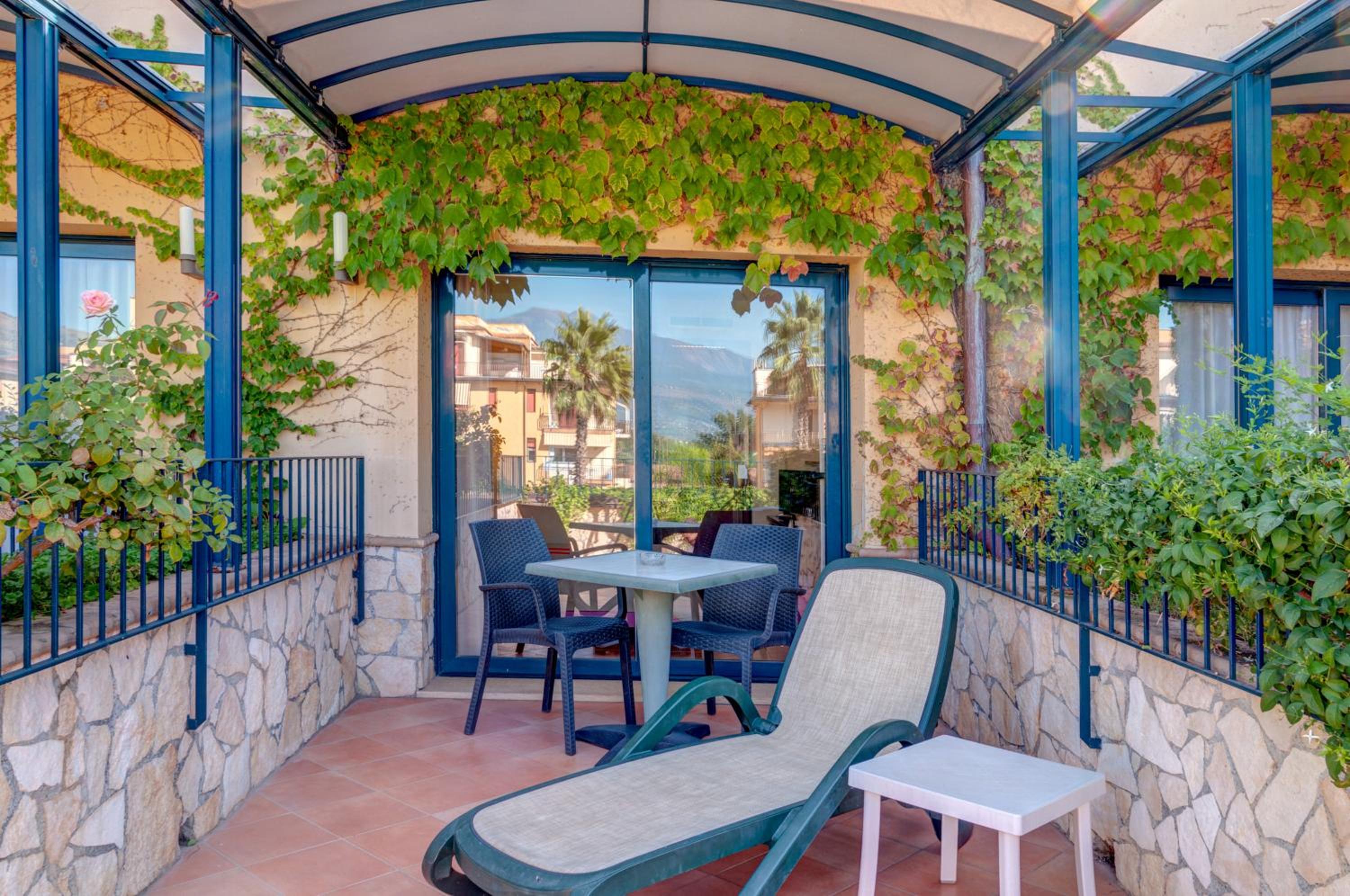 Deluxe Triple Room with Balcony - Photo 3
