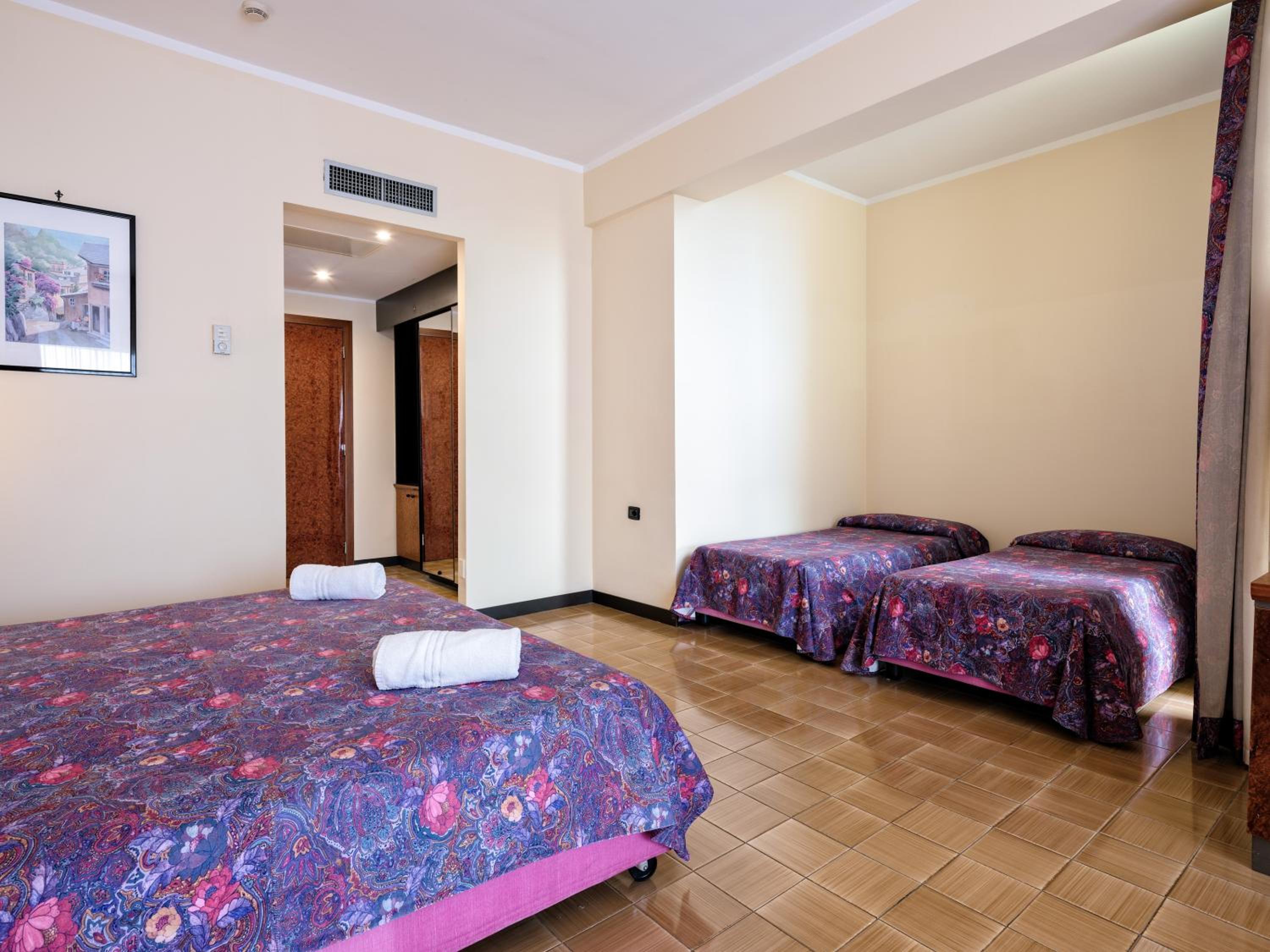 Deluxe Triple Room with Balcony - Photo 9