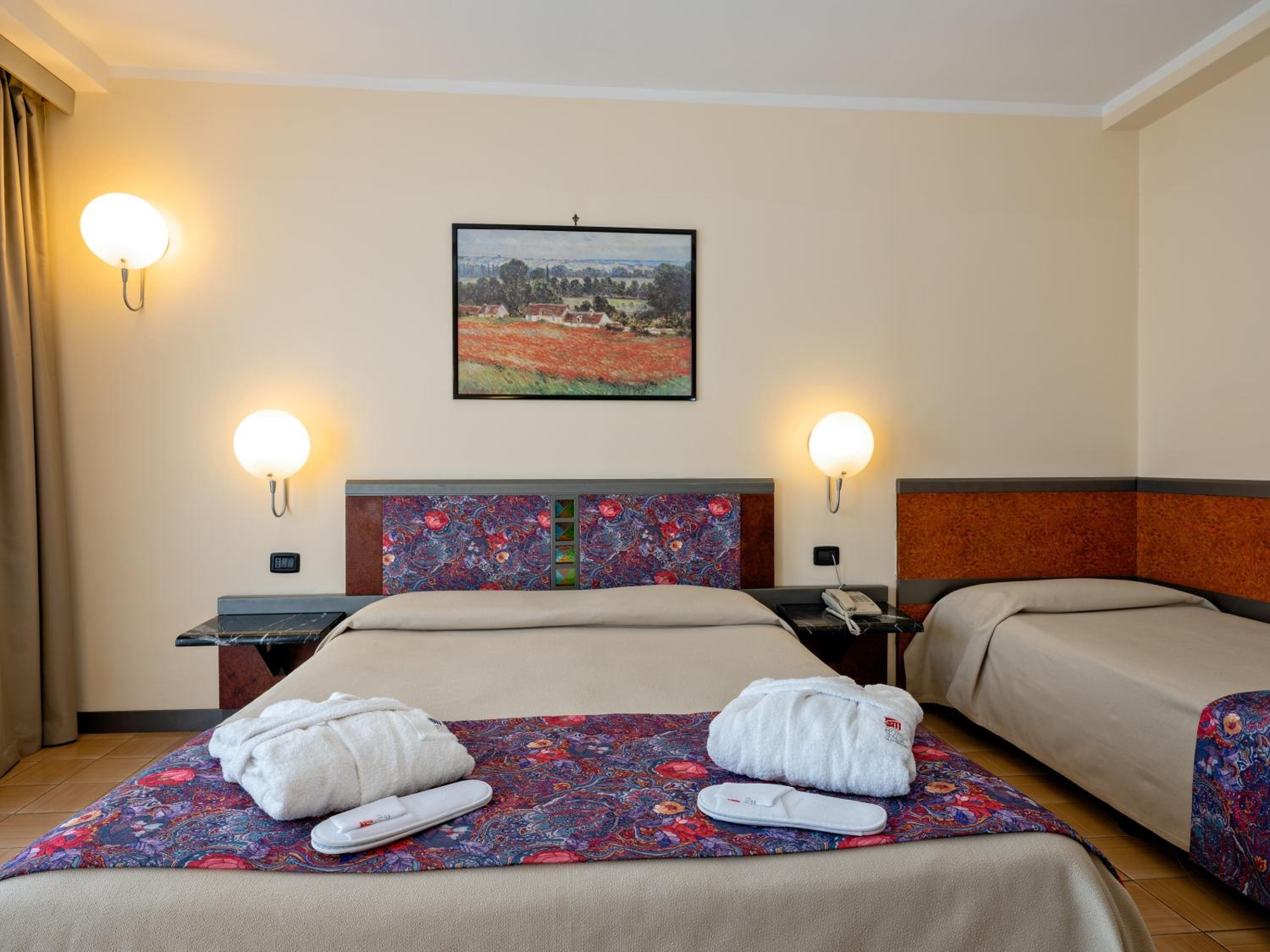 Deluxe Triple Room with Balcony - Photo 16