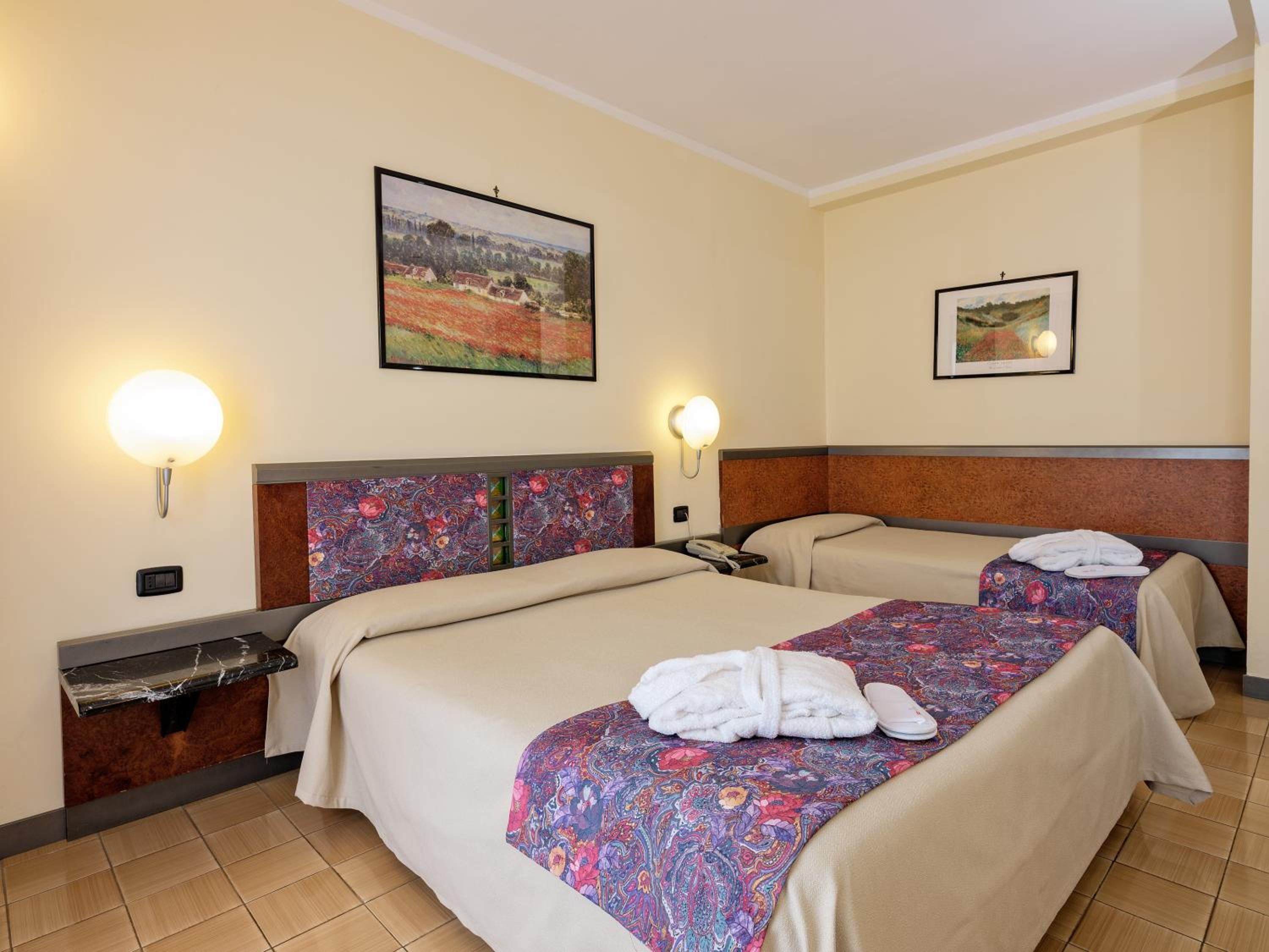 Deluxe Triple Room with Balcony - Photo 15