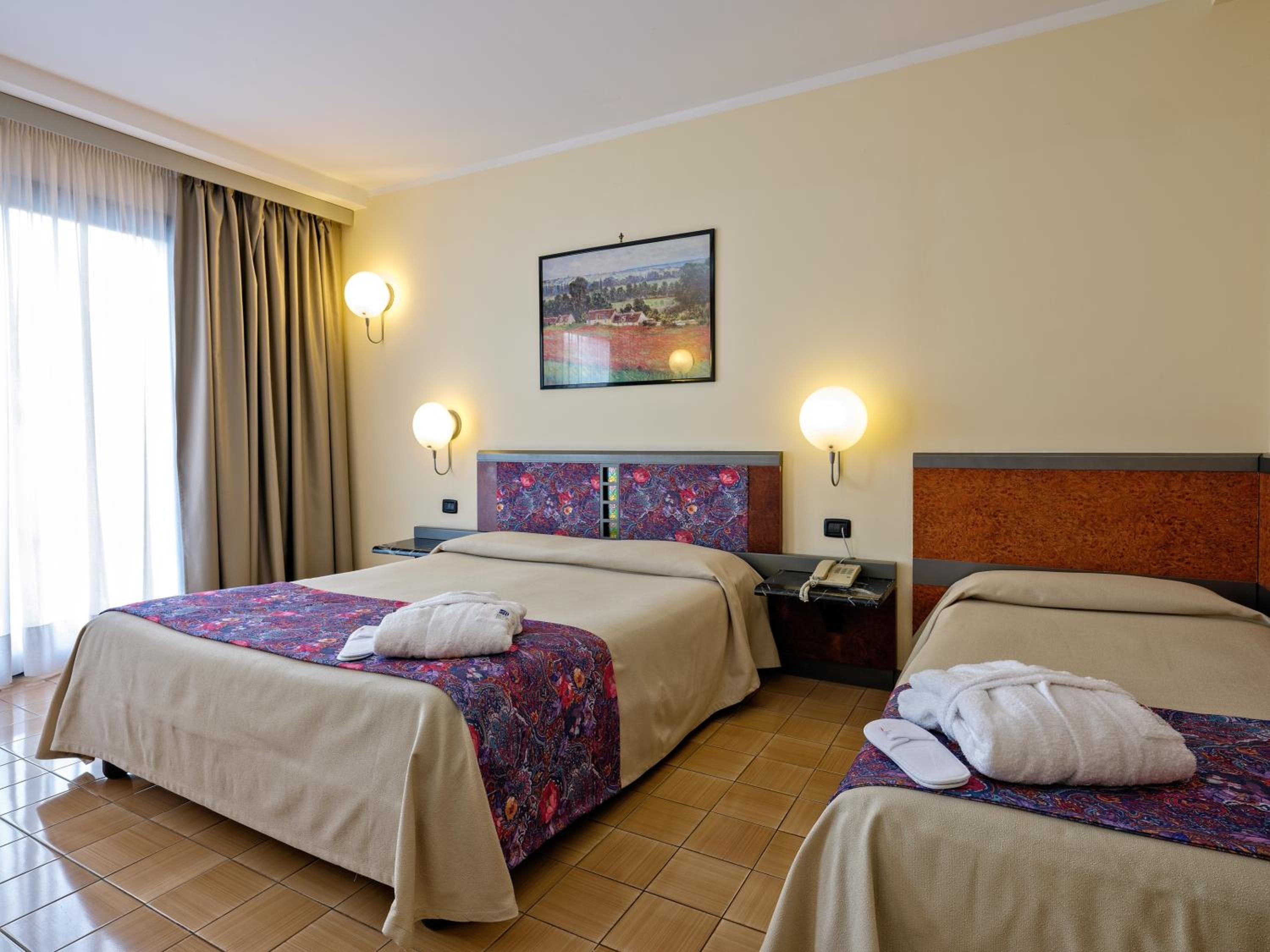 Deluxe Triple Room with Balcony - Photo 17