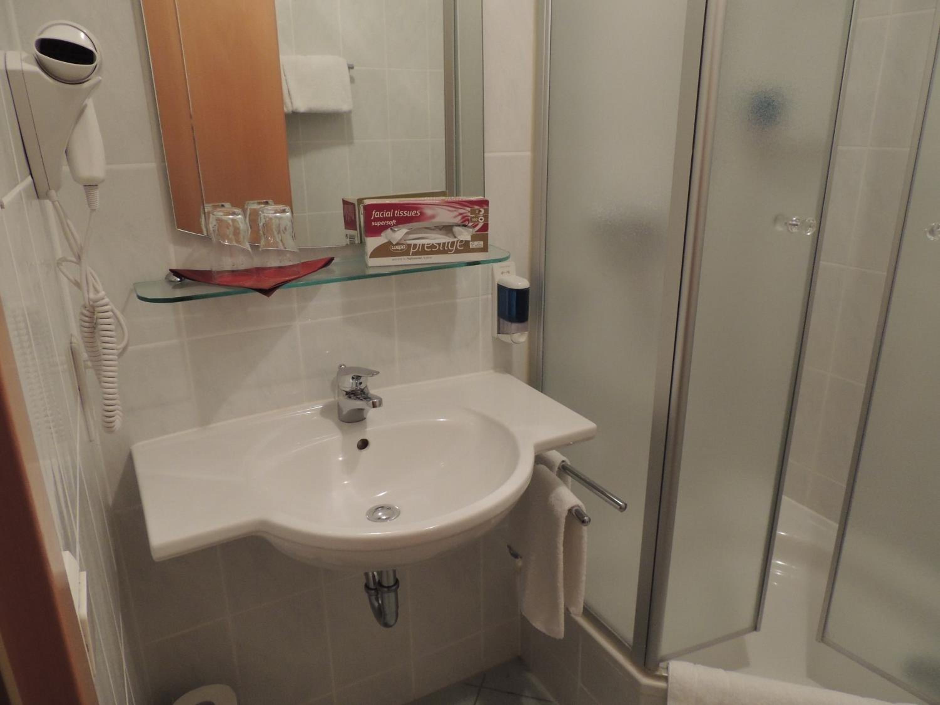 Standard Double Room with Shower - Photo 2