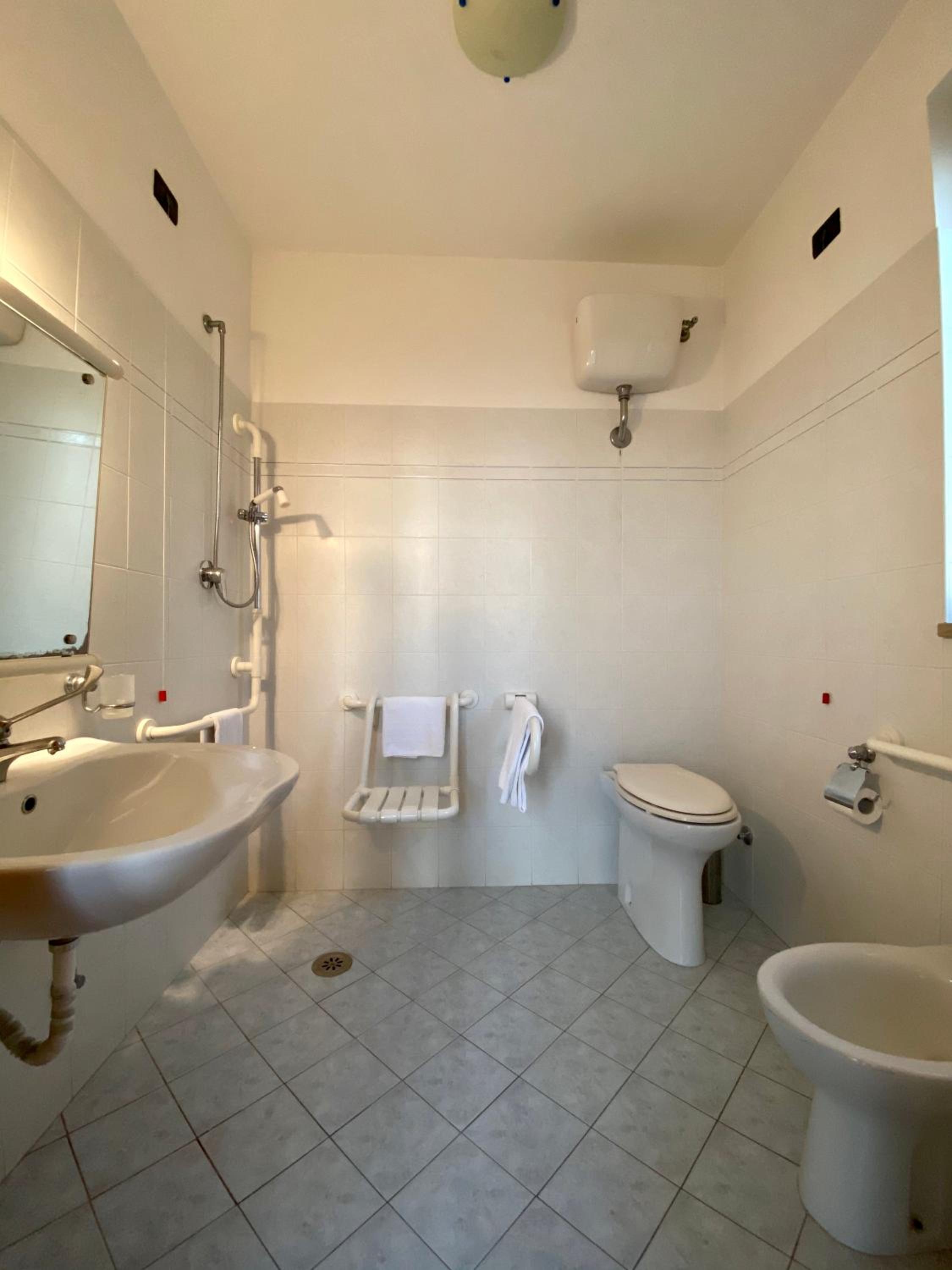 King Room with Roll-In Shower - Disability Access photo 2