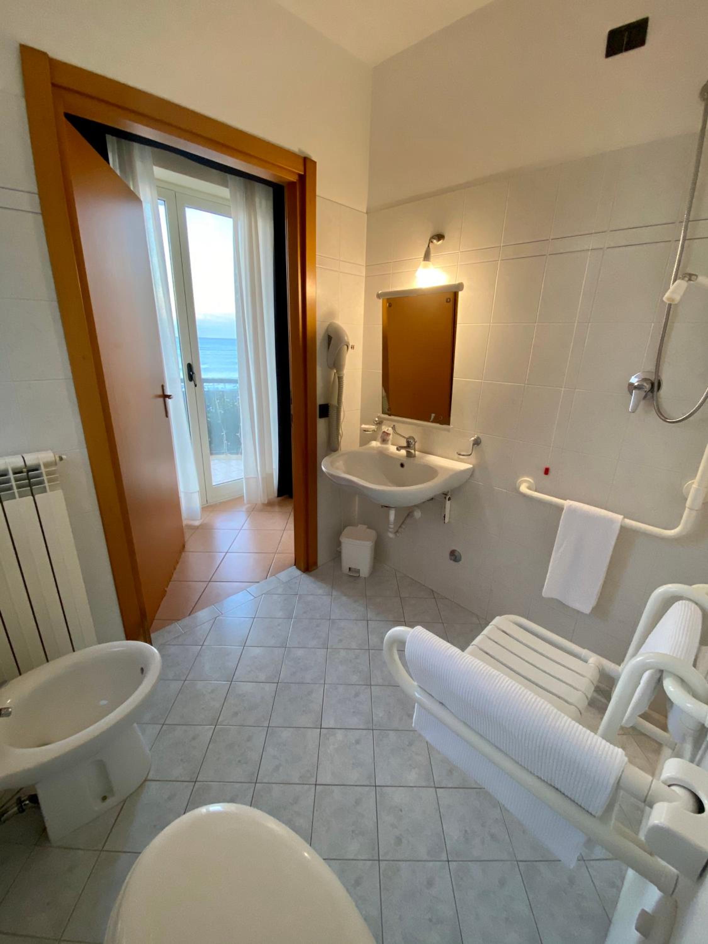 King Room with Roll-In Shower - Disability Access photo 1