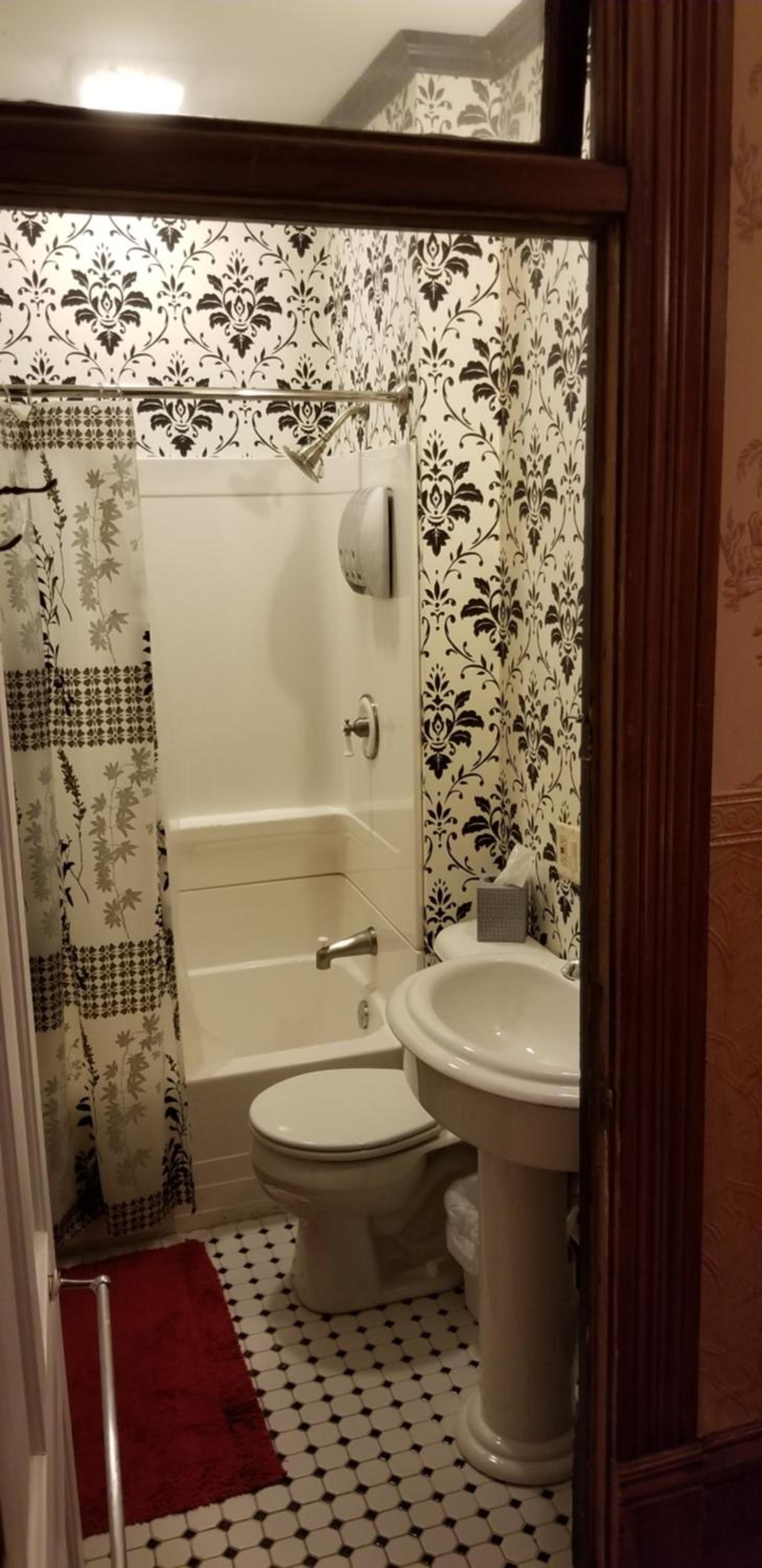 Queen Room - Photo 16