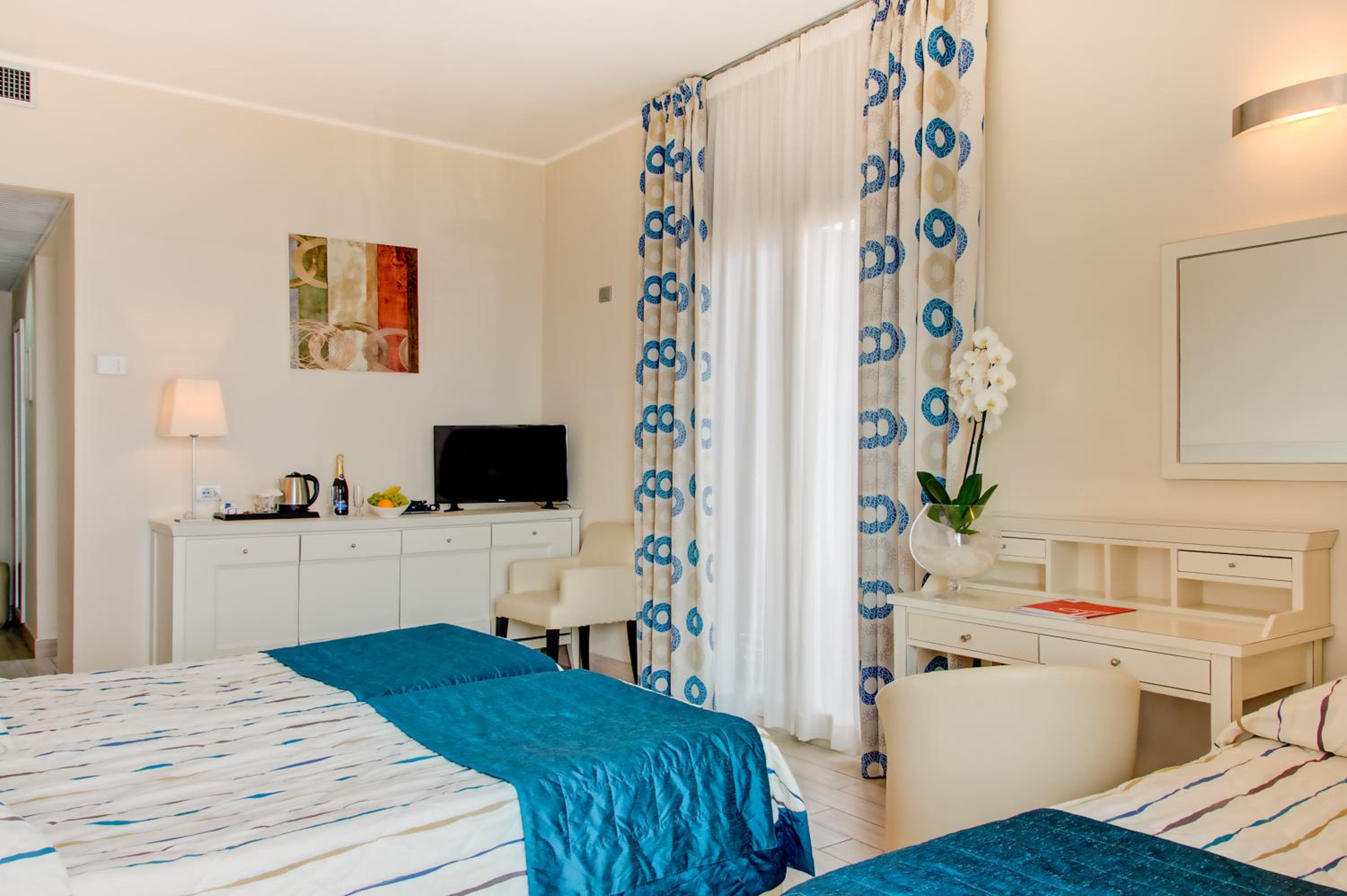 Superior Triple Room with Balcony and Sea View photo 1