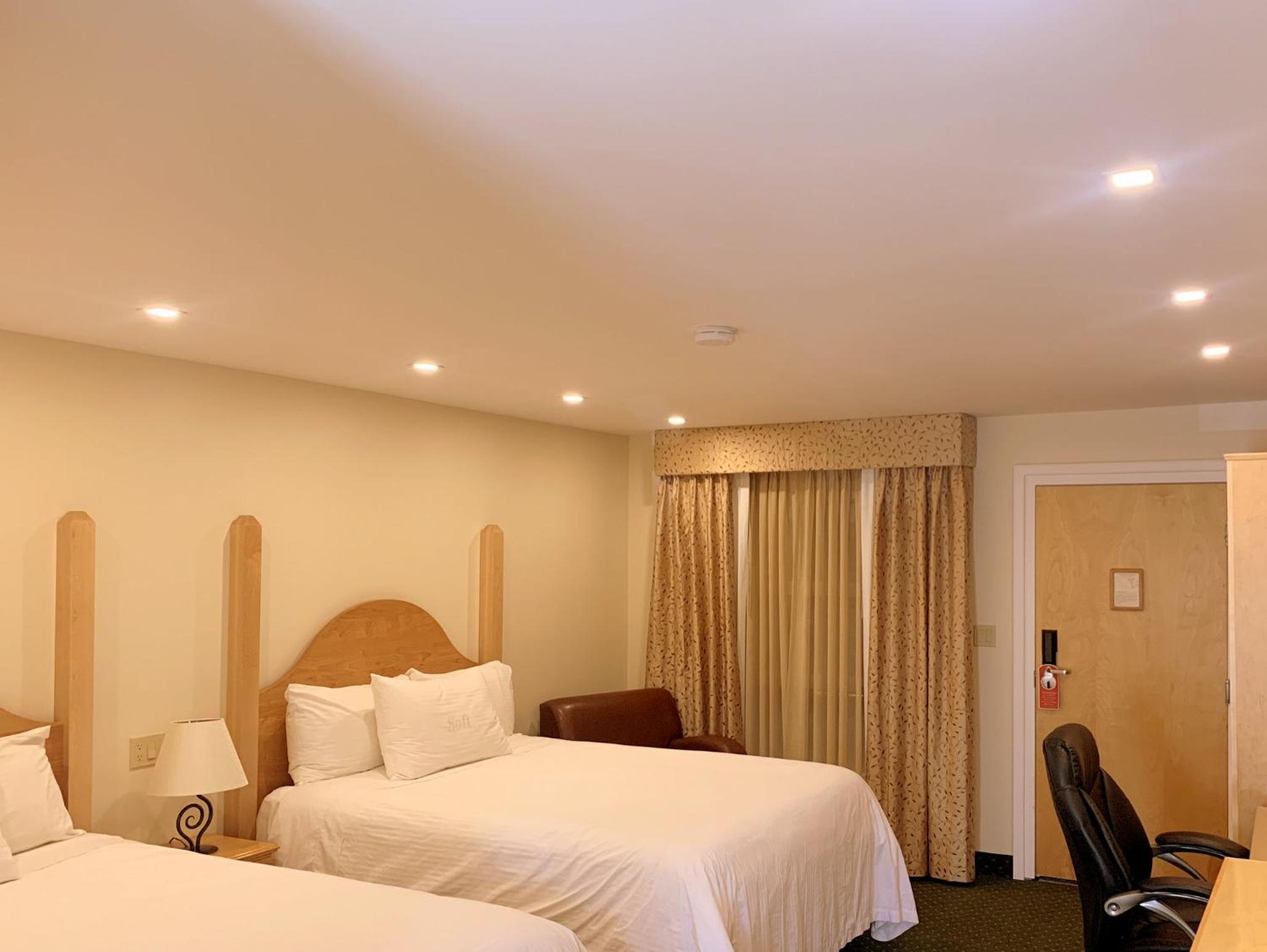 Deluxe Room with Two Queen Beds Pet Friendly photo 2
