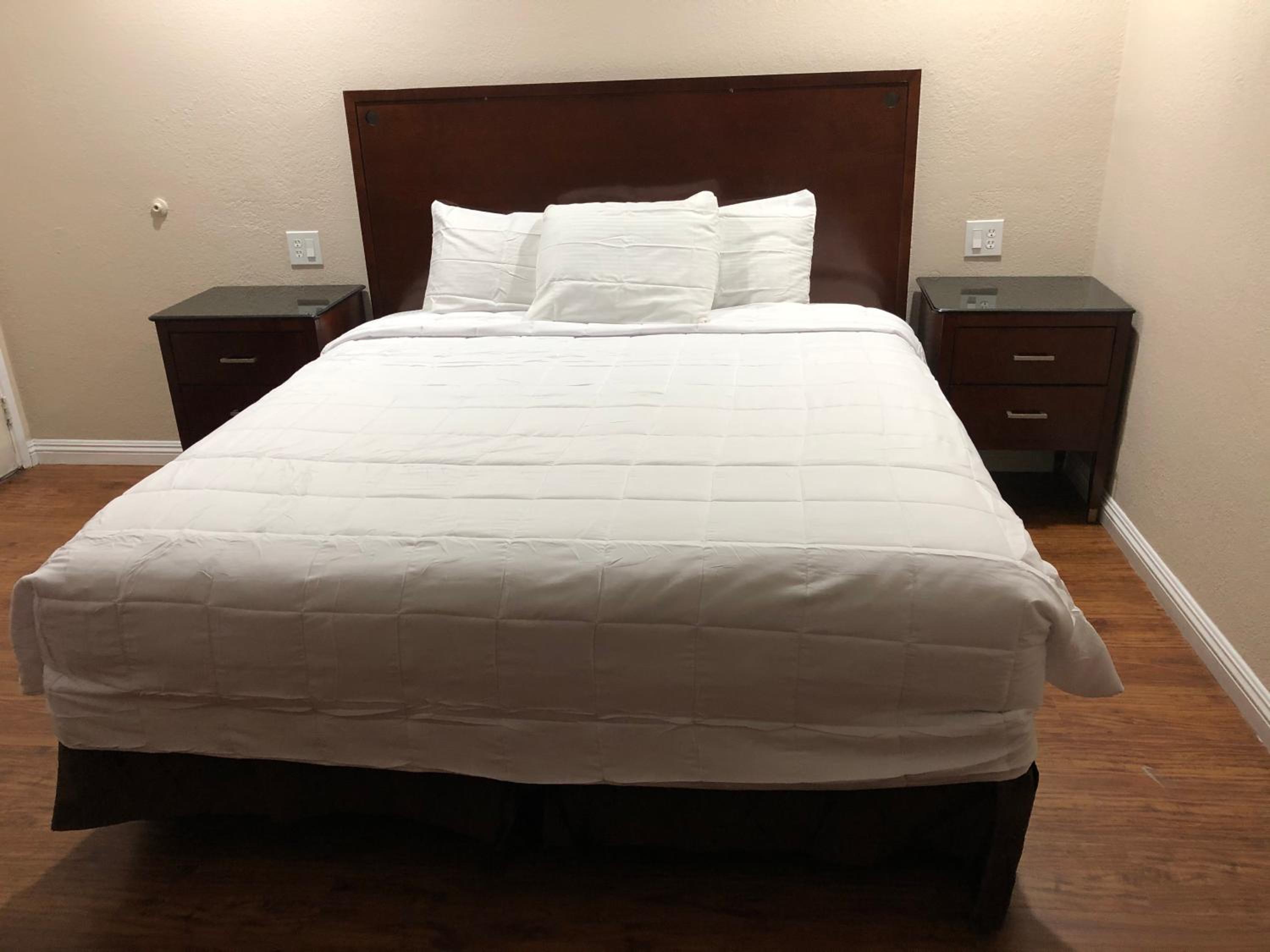 King Room with One King Bed - Non Smoking