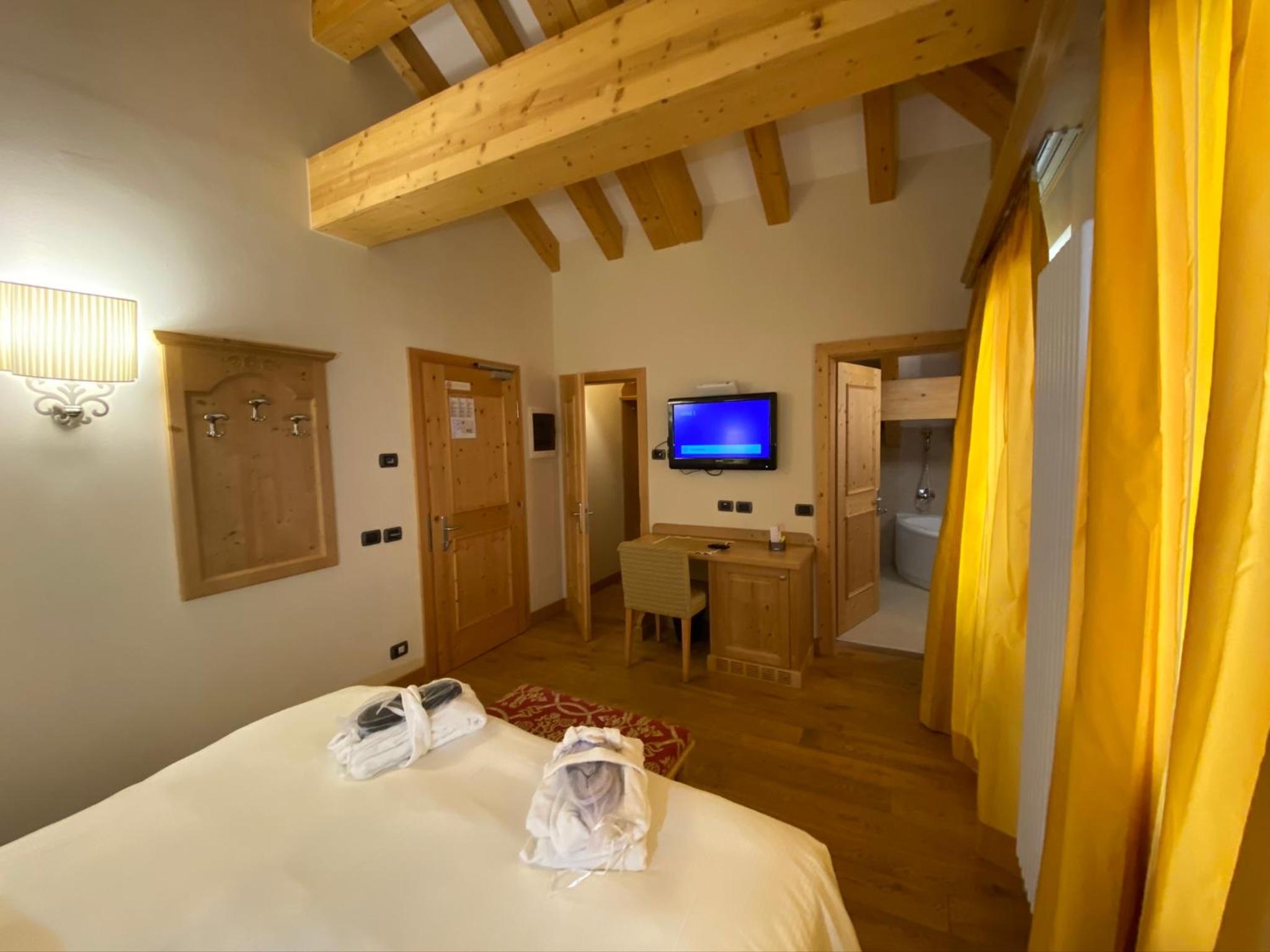 Superior Double or Twin Room - Attic photo 3