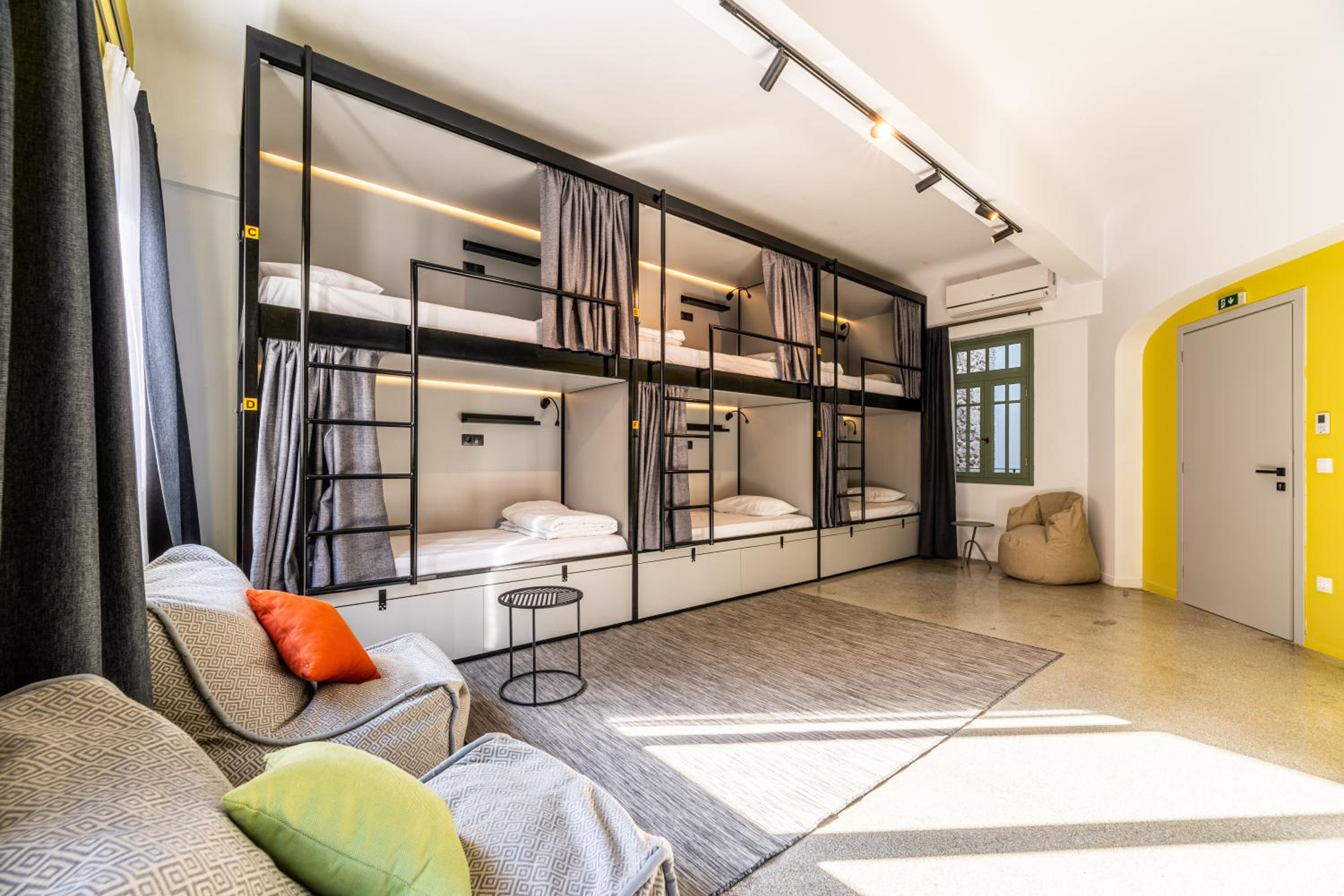 Bed in 8-Bed Mixed Dormitory Room photo 1