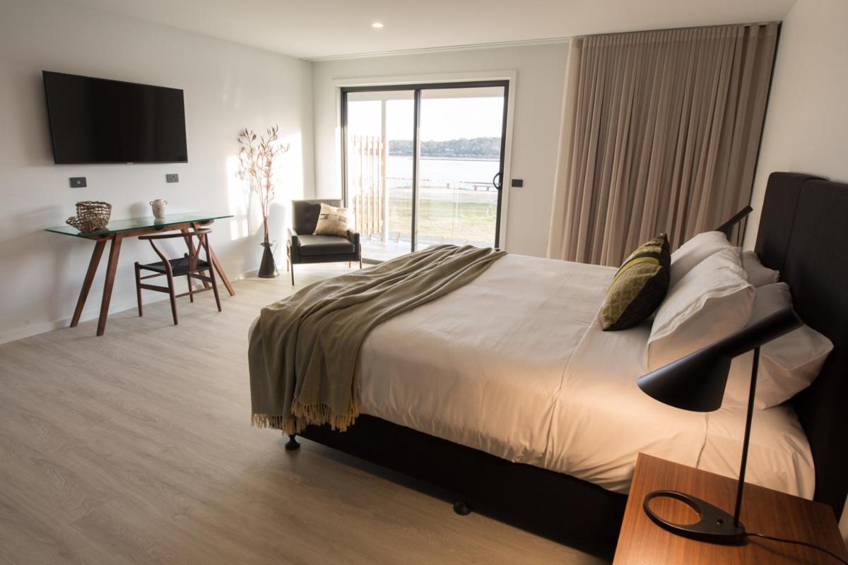 Deluxe King Room with River View - Photo 7