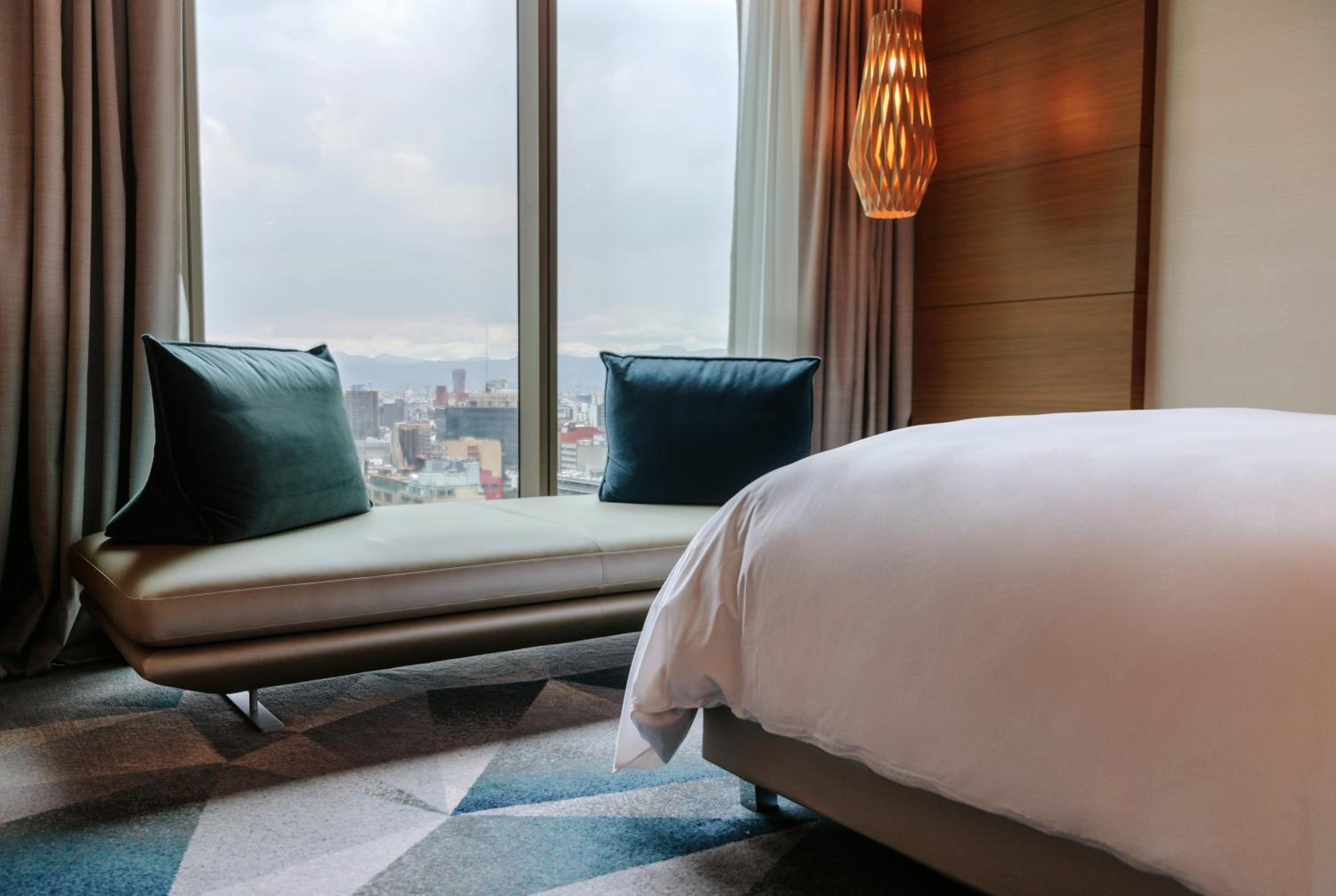 Superior King Room with City View