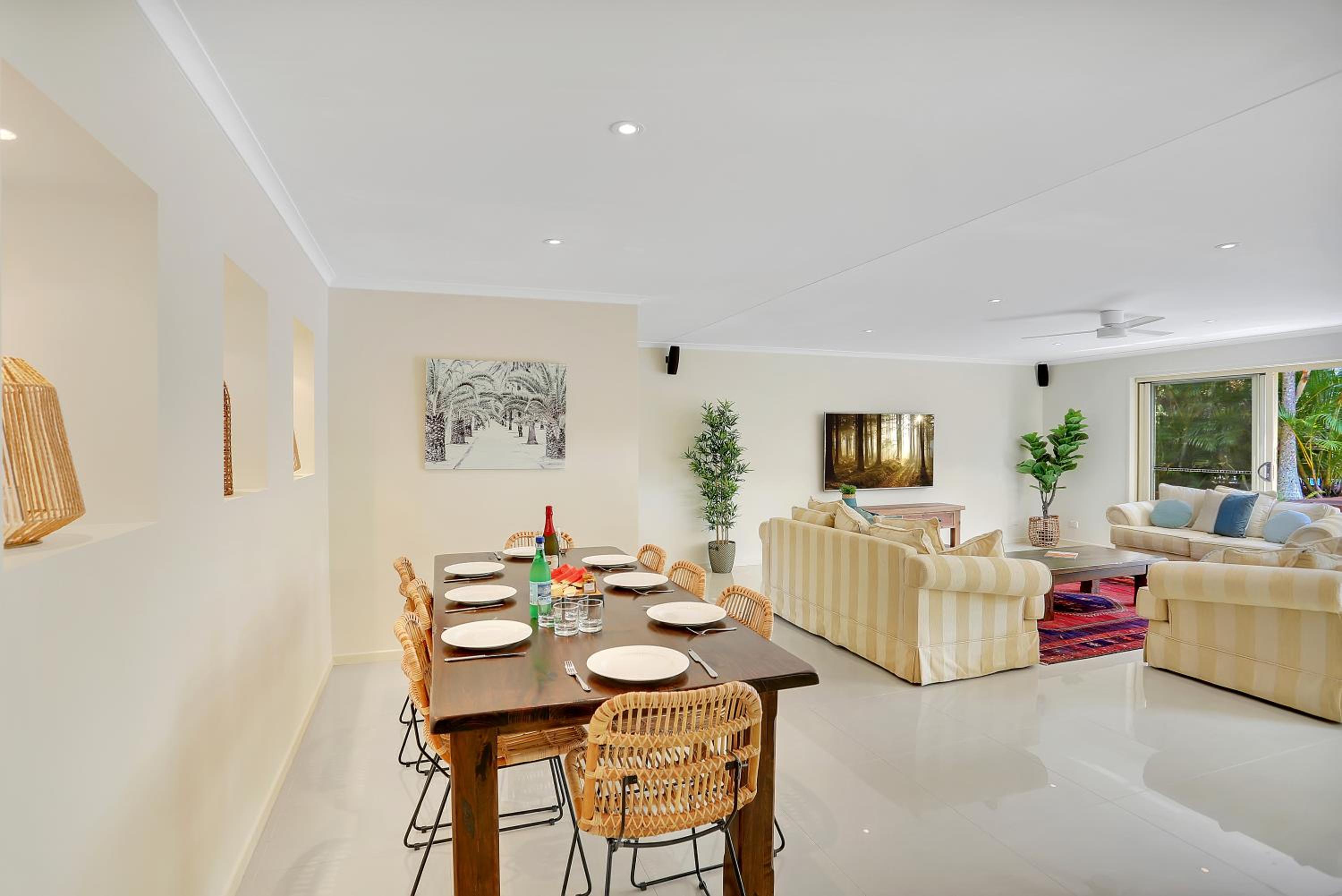 Five-Bedroom House photo 3