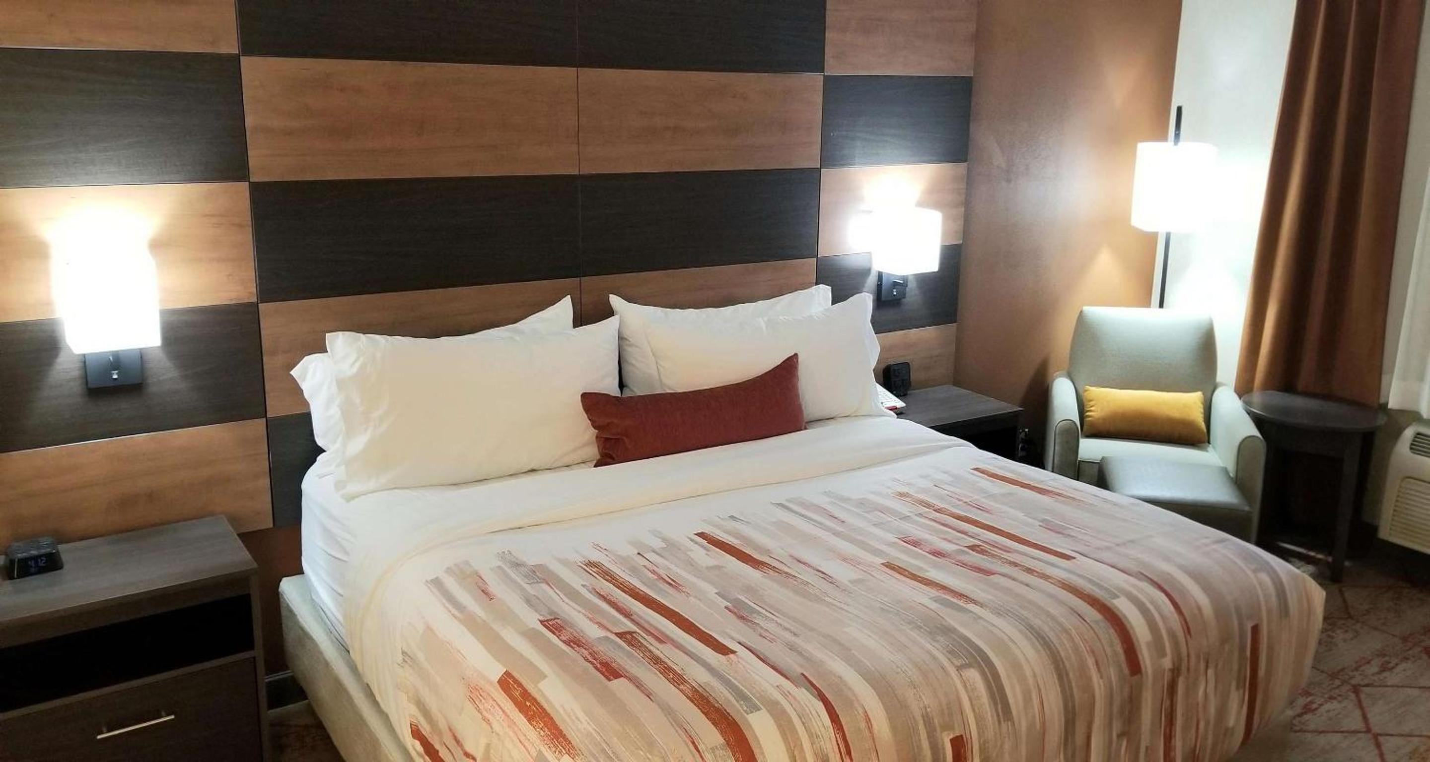 King Room - Non-Smoking - Photo 1