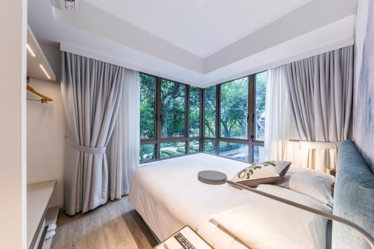 One-Bedroom Executive Suite with Queen Bed photo 2