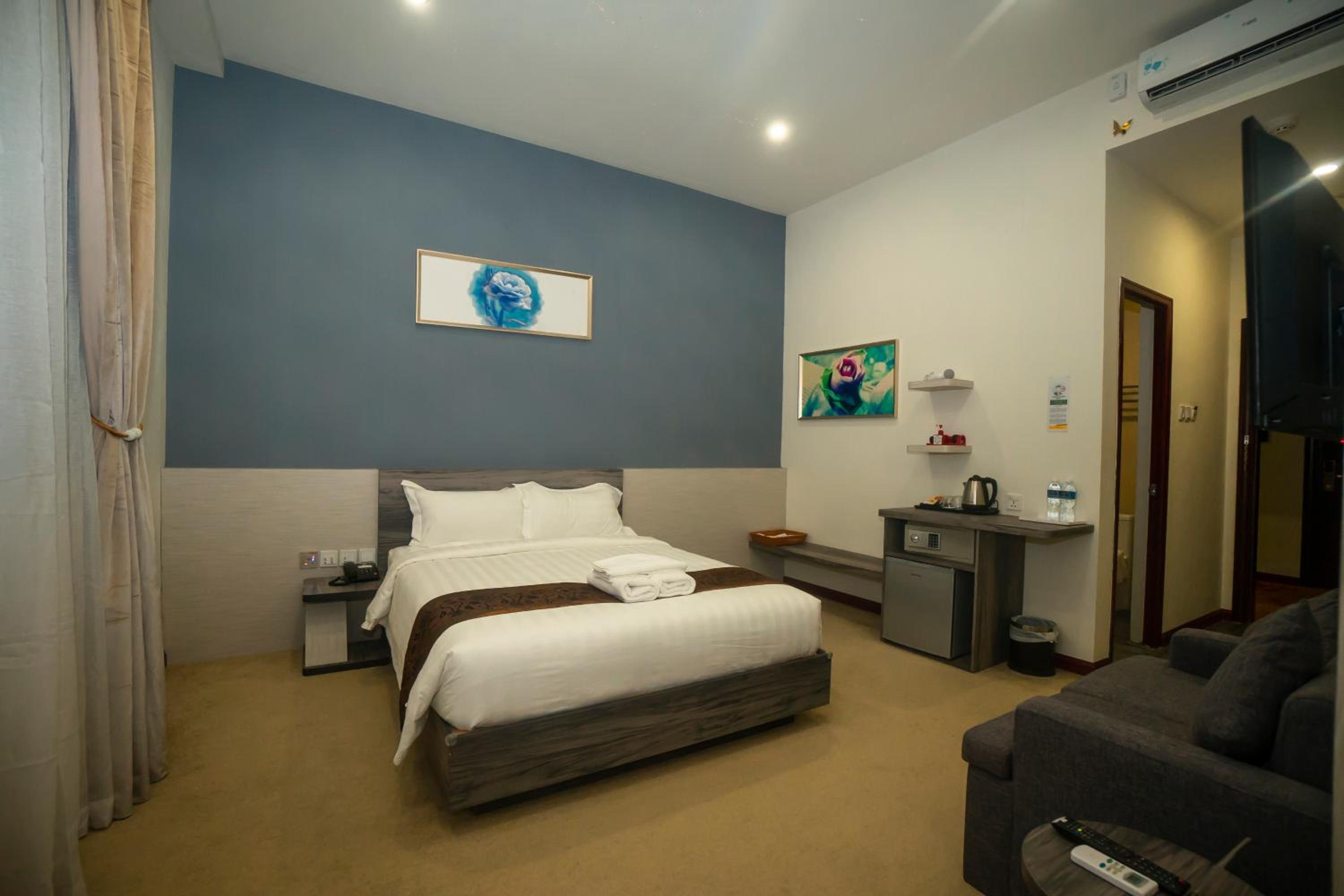 Deluxe Queen Room