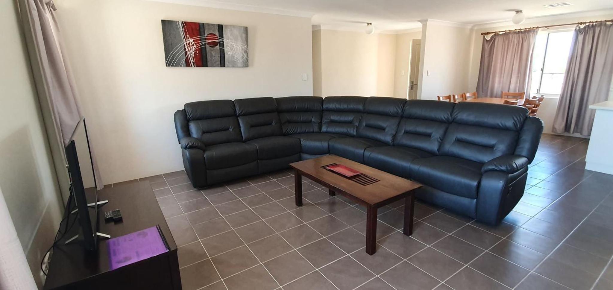 Five-Bedroom House photo 1