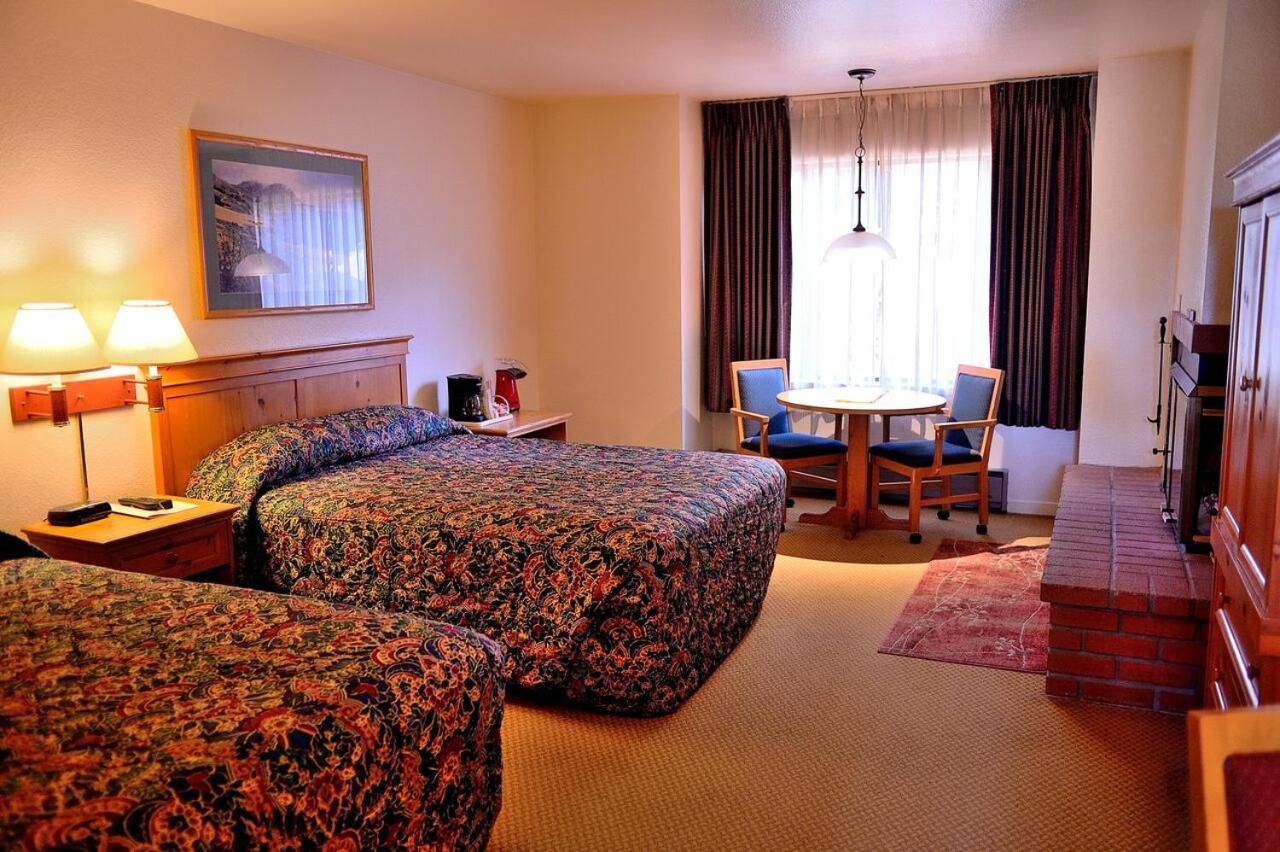 Queen Room with Two Queen Beds - Photo 6