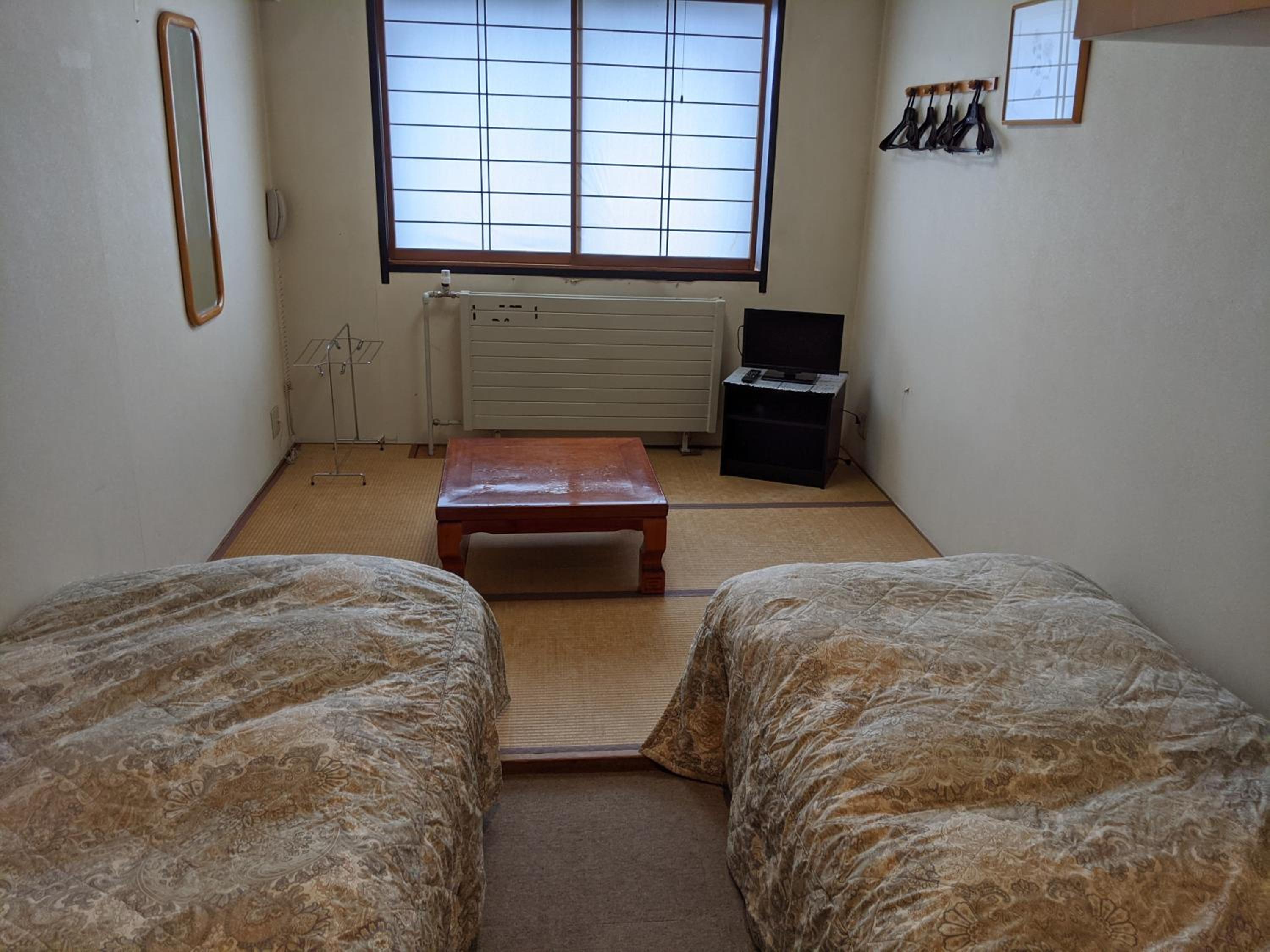 Economy Twin Room with Shared Bathroom photo 2