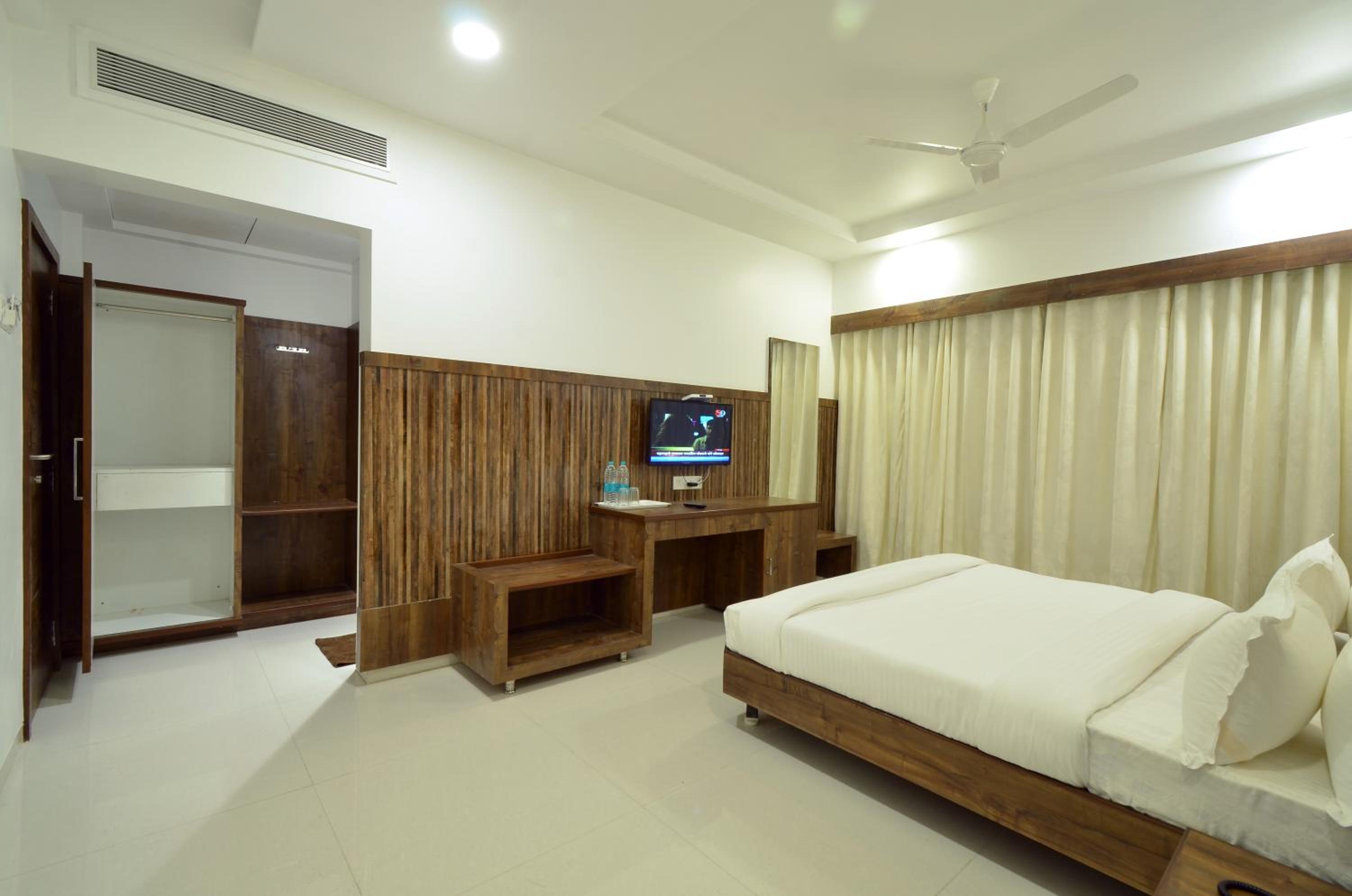 Deluxe King Room photo 2