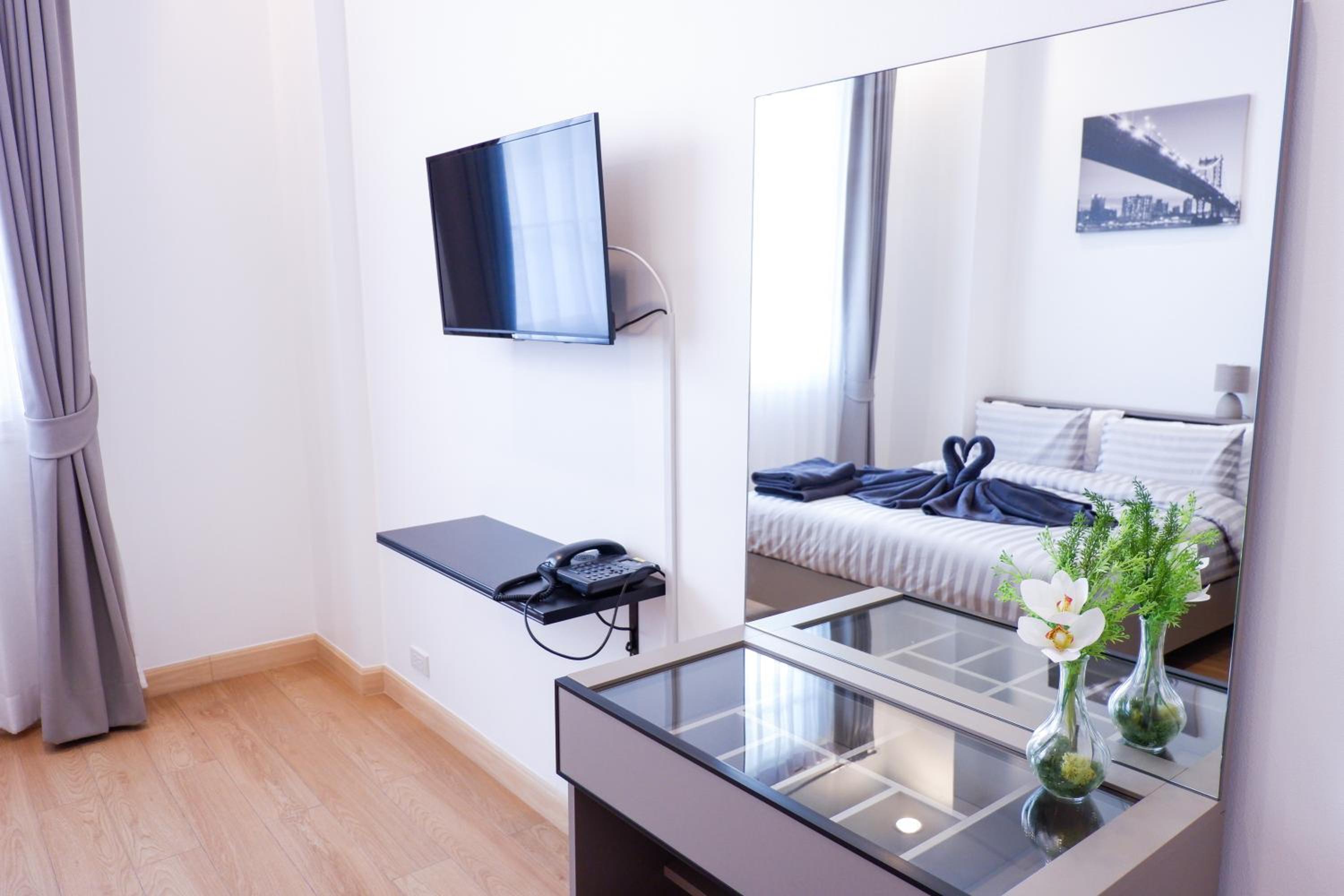 Deluxe Double Room with Balcony photo 2