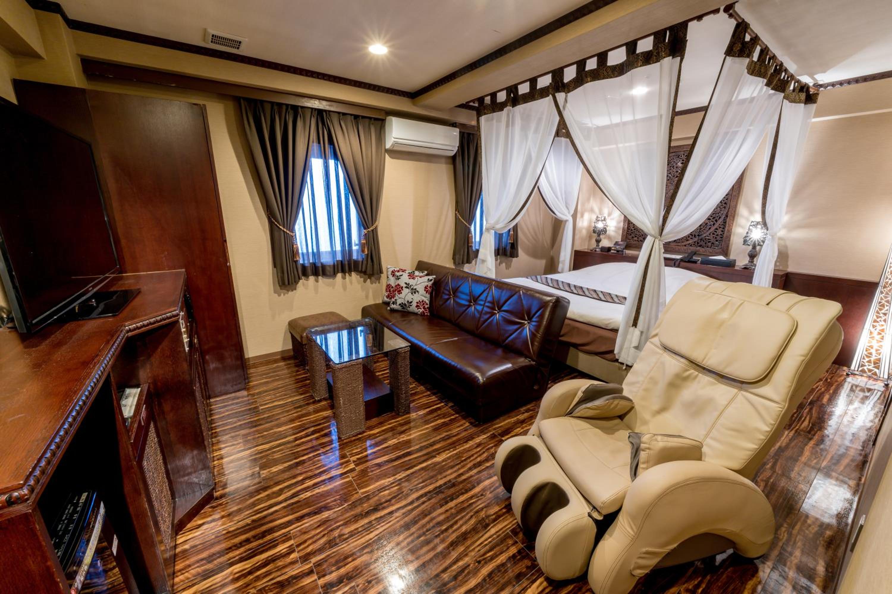 Deluxe King - Non-Smoking - Complimentary Club Lounge Access