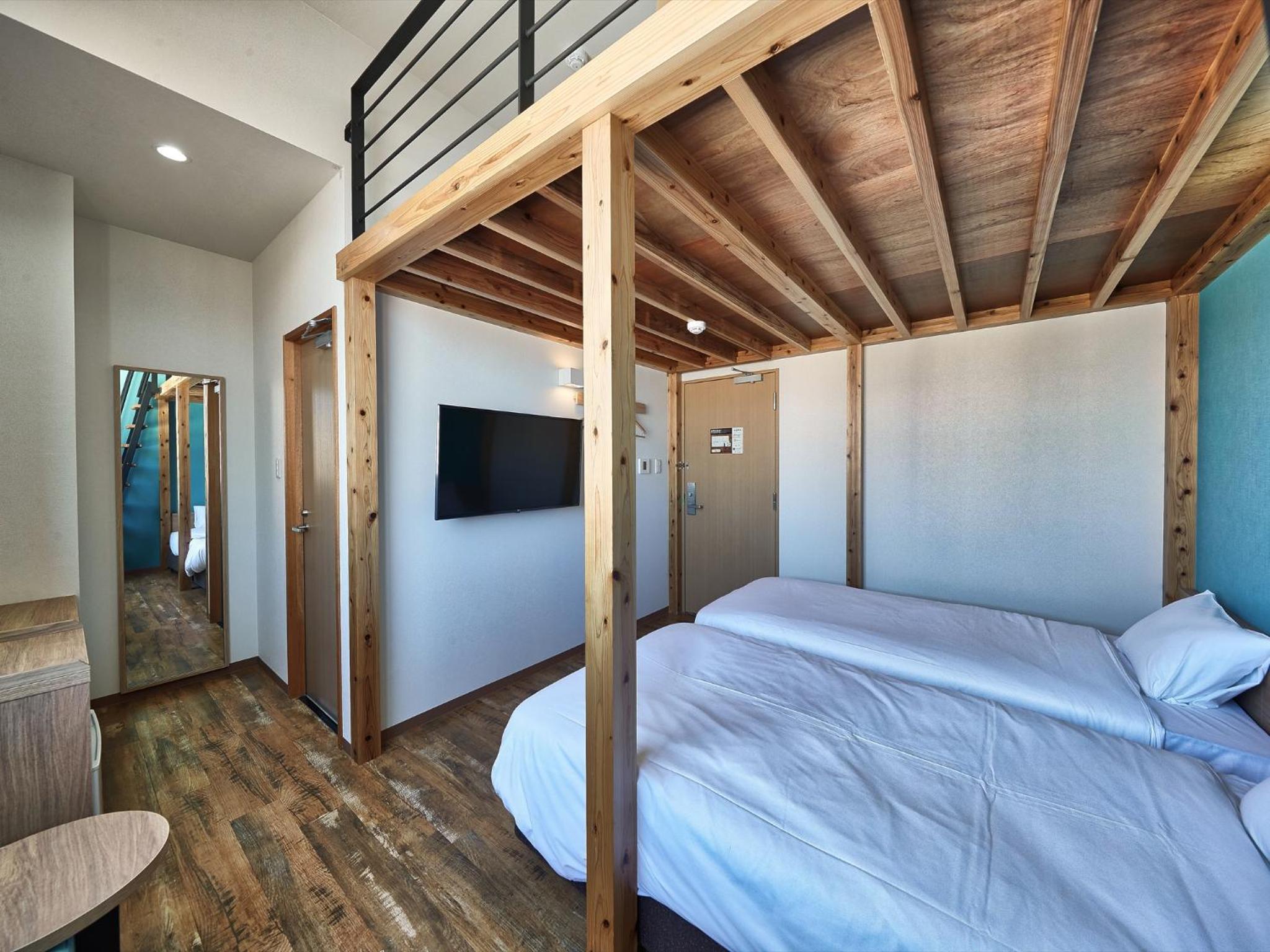 Quadruple Room with Loft - Photo 8
