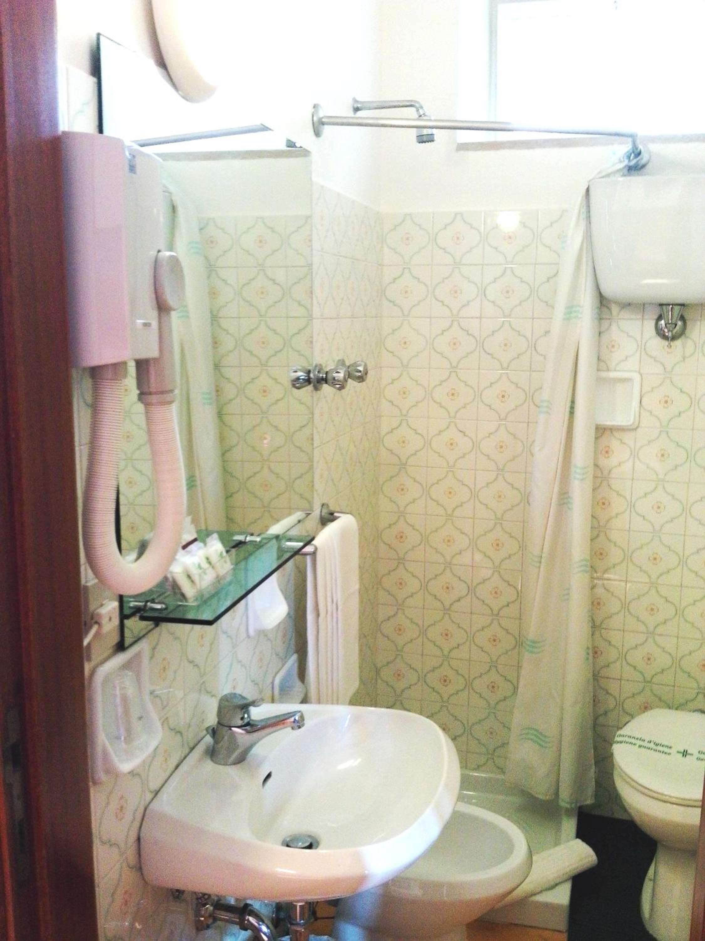 Economy Quadruple Room - Photo 4
